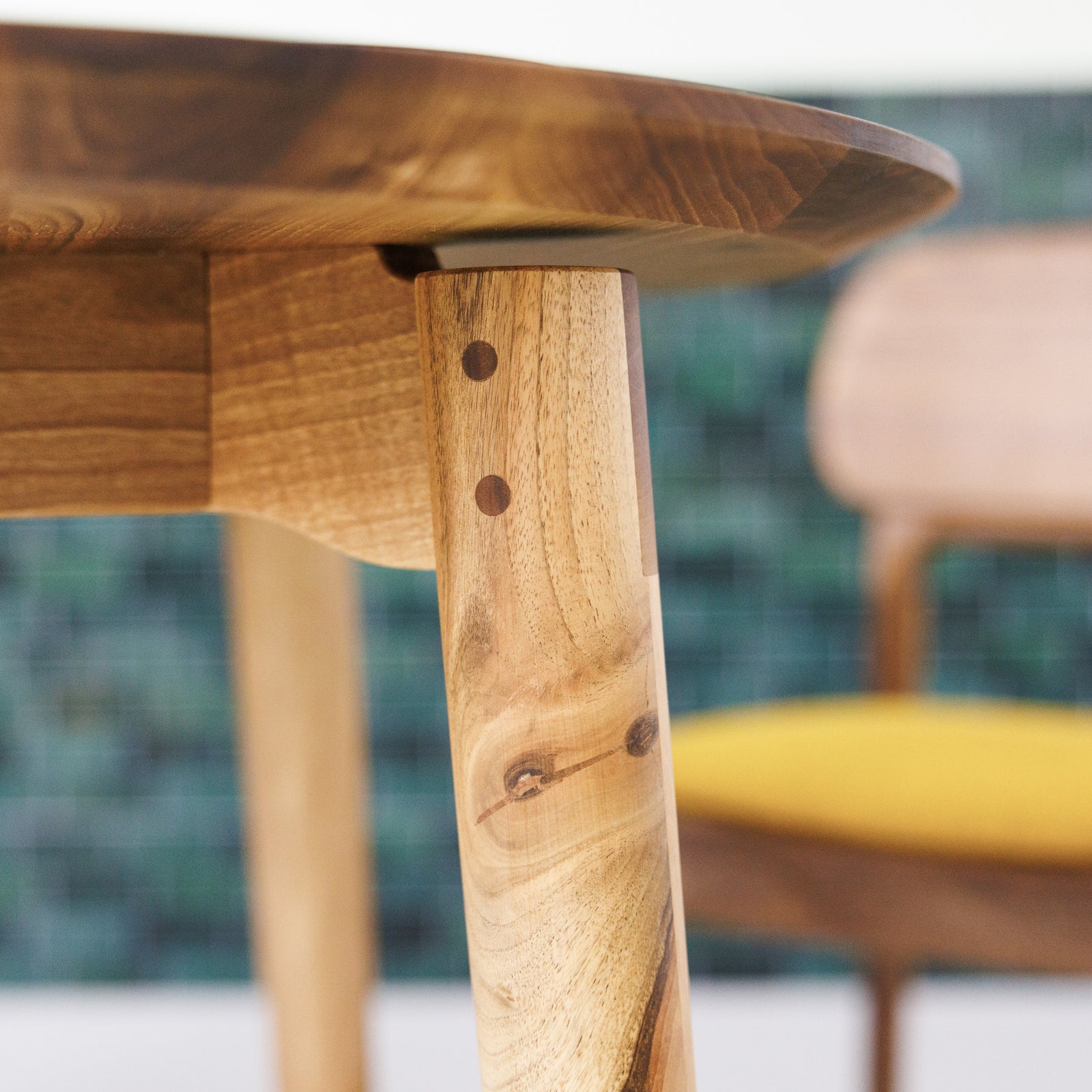 Detailaufnahme Holzdübe Bein Verbindungl Runder Esstisch Form S nachhaltiges Echtholz