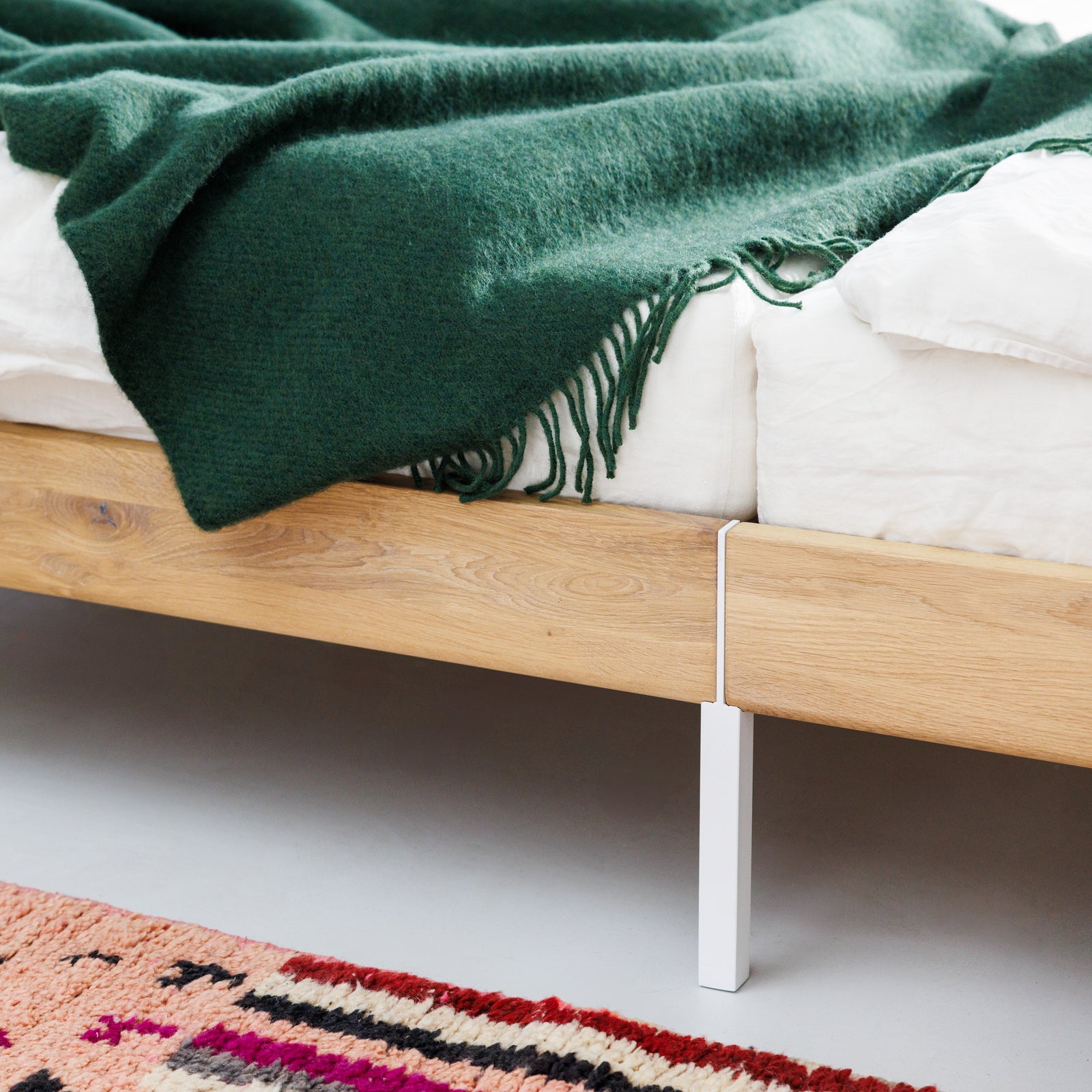 Metall und Echtholz vereint in designer Bett