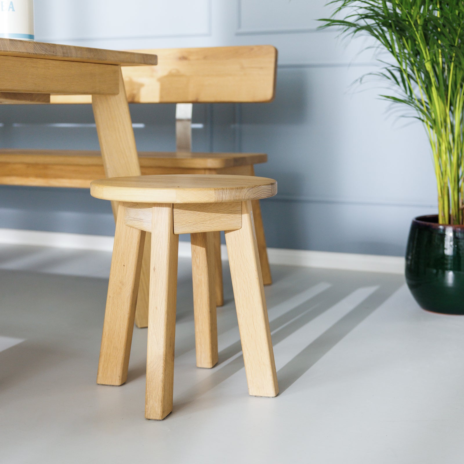 Nachhaltiger Sitzhocker aus massivem zertifiziertem Holz