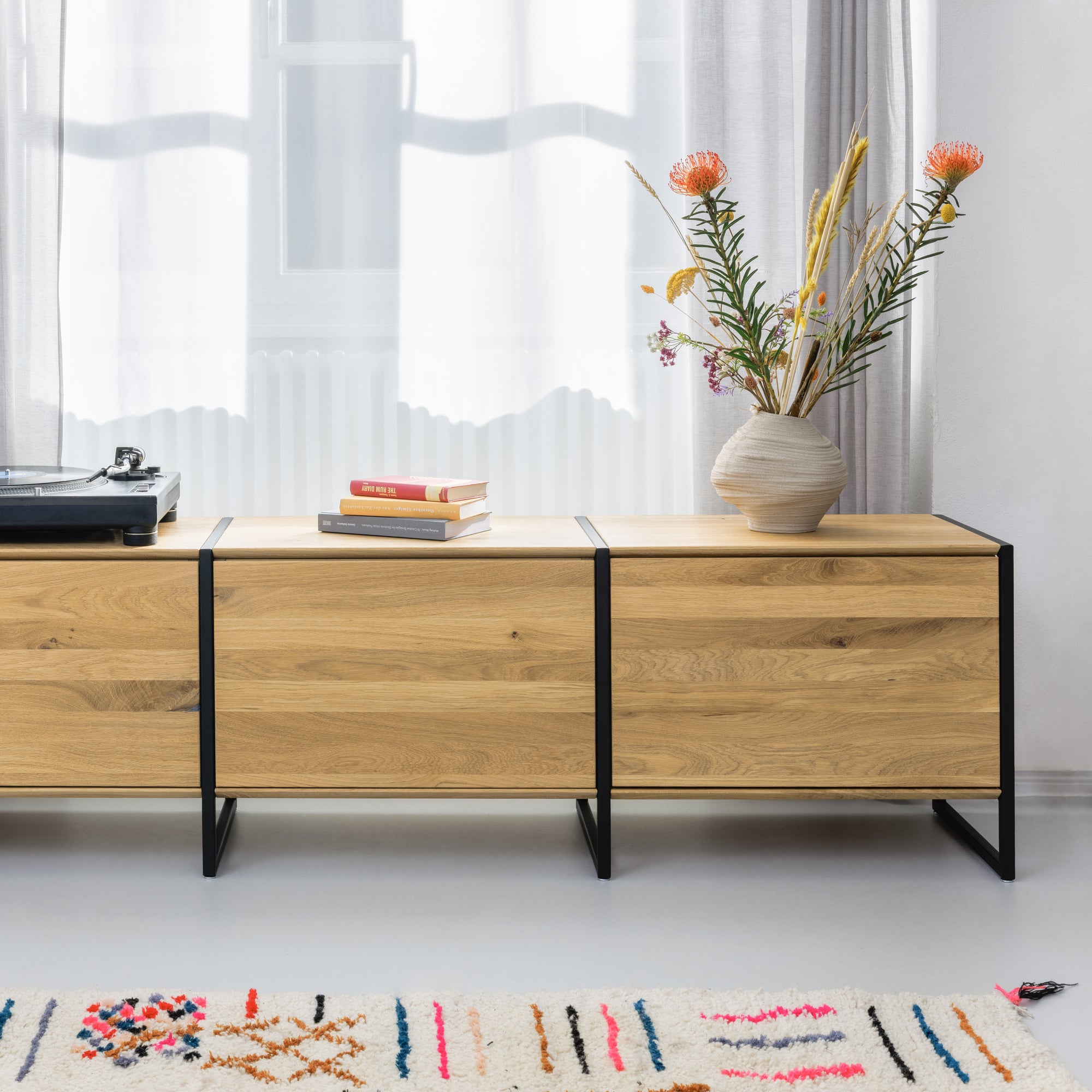 Öko Möbel Sideboard aus massivem Naturholz mit robusten Metallakzenten und praktischen Türen