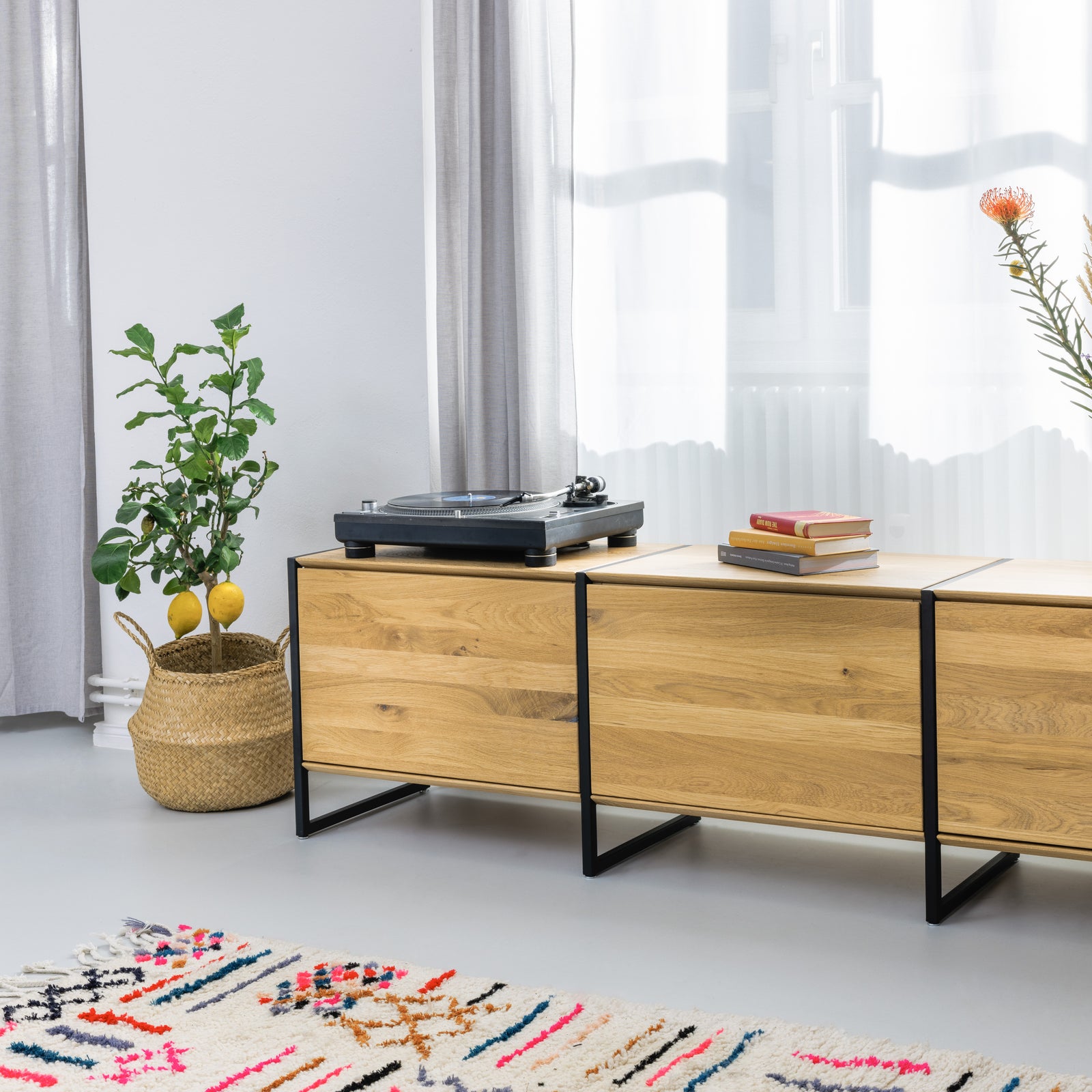 Naturmöbel Sideboard aus massiver Eiche mit stabilen schwarzen Metallbeinen und Stauraum hinter dezenten Türen