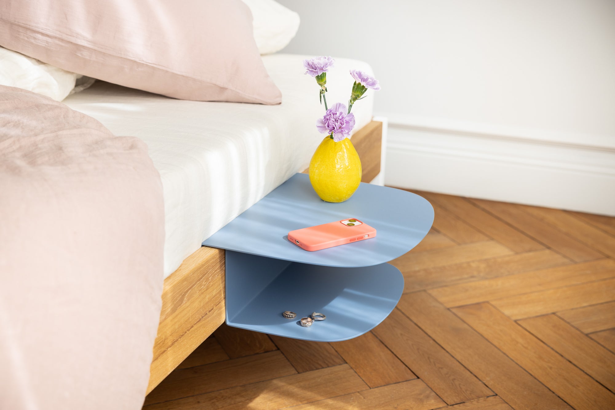 Nachttische Alya aus Metall passt für jedes Bett