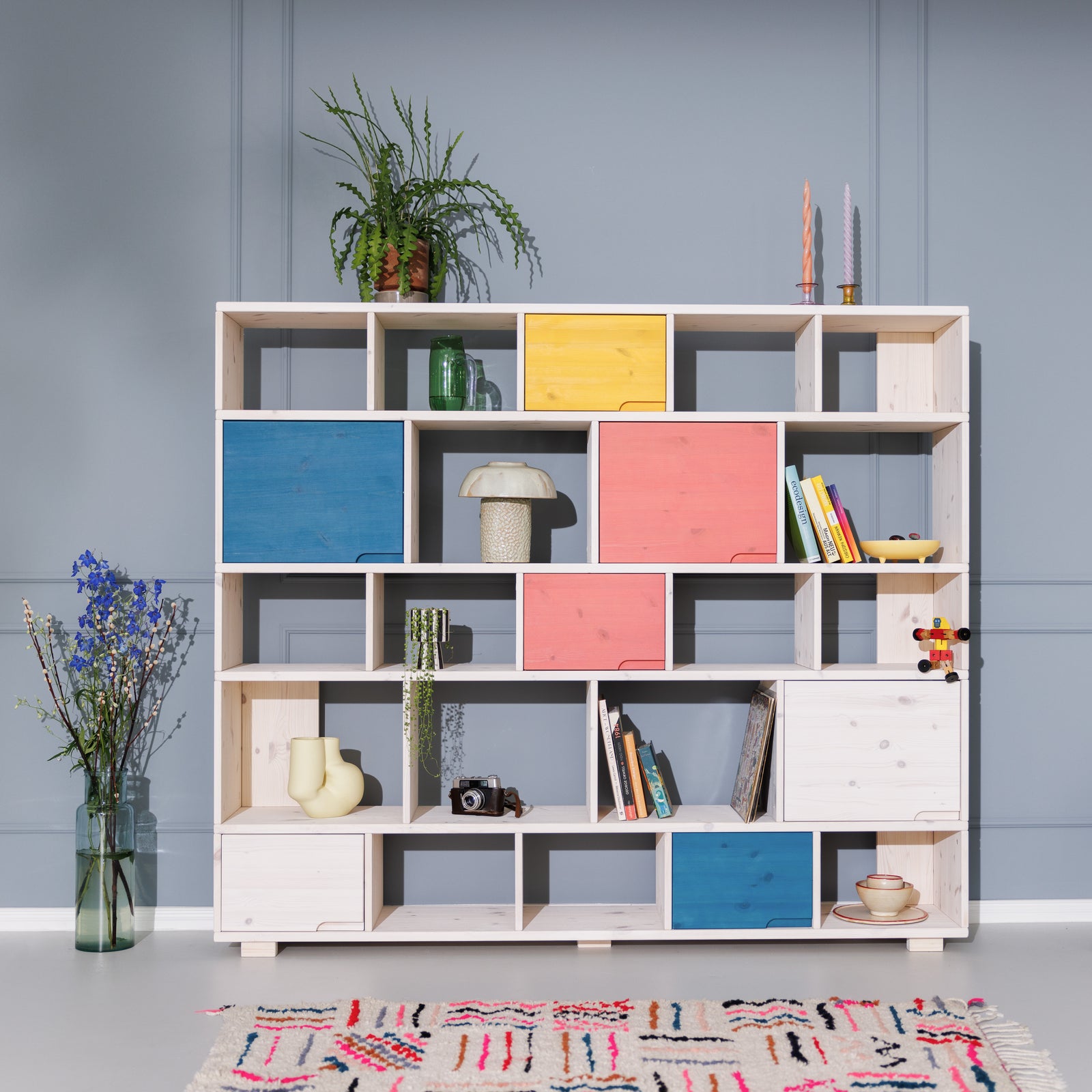 Großes Naturholzregal mit zeitlosem, hochwertigem Stil