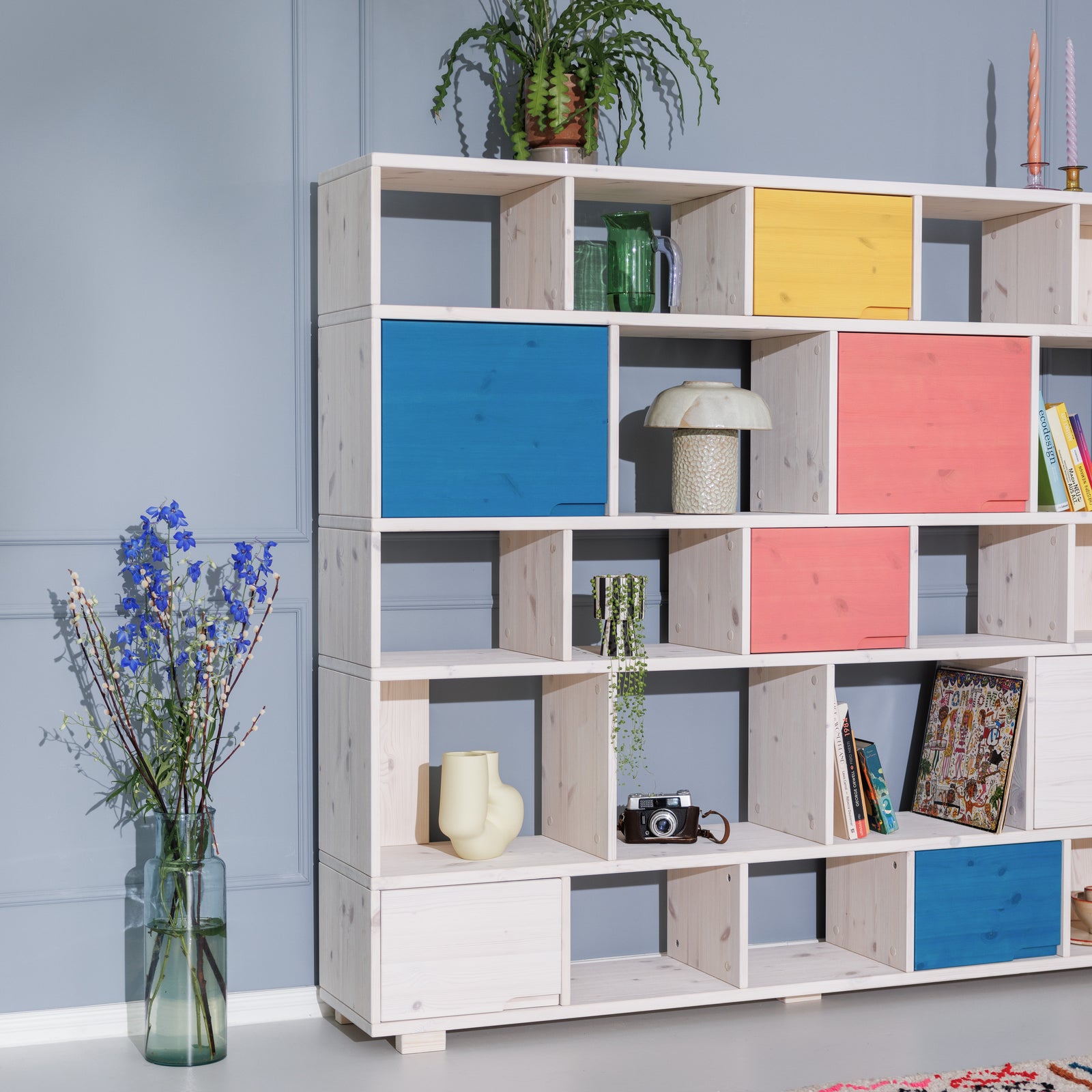 Nachhaltiges Regal mit farbigen Türen nach Wahl