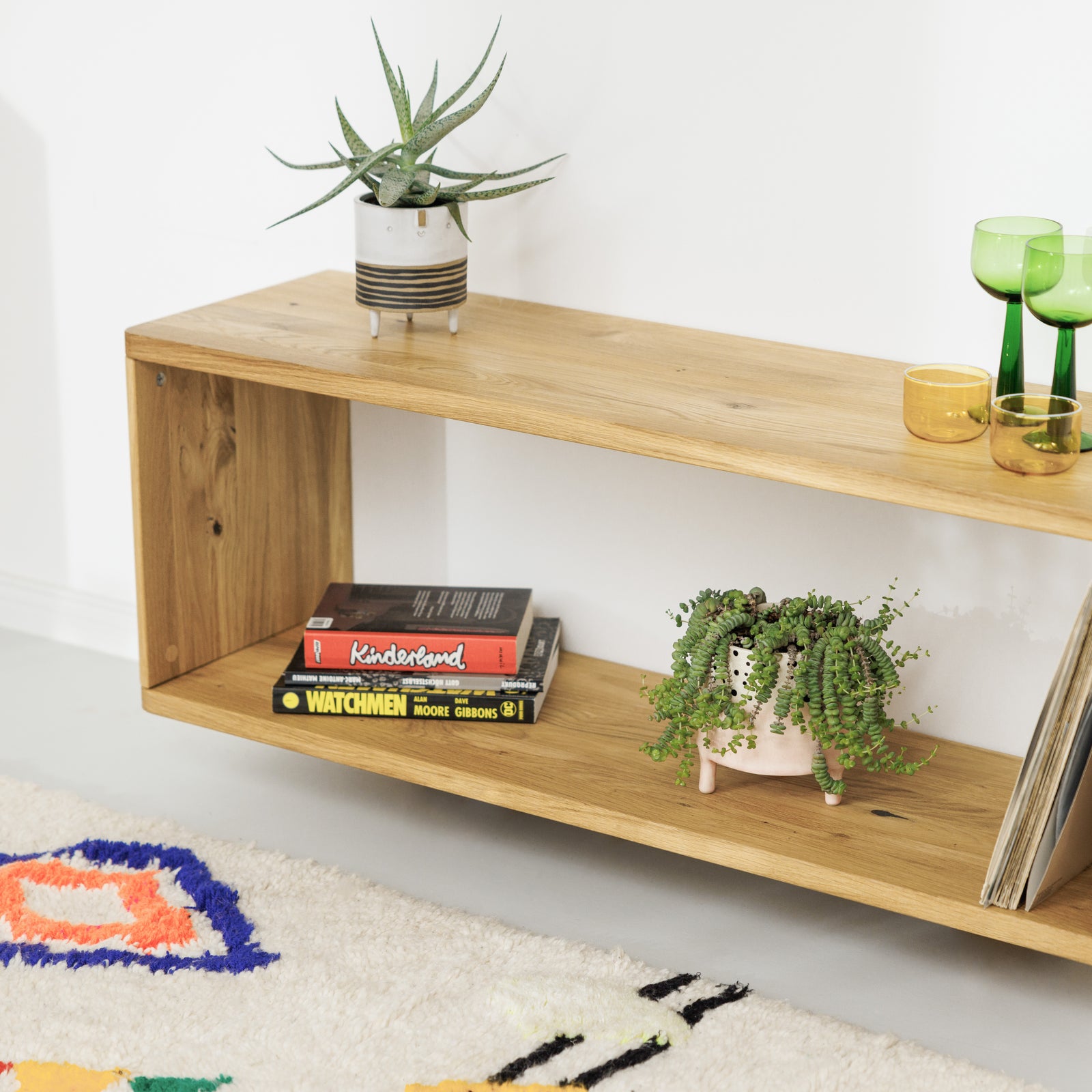 Minimalistiches Wandregal aus natürlich geöltem massiver Wildeiche hangefertigt solide