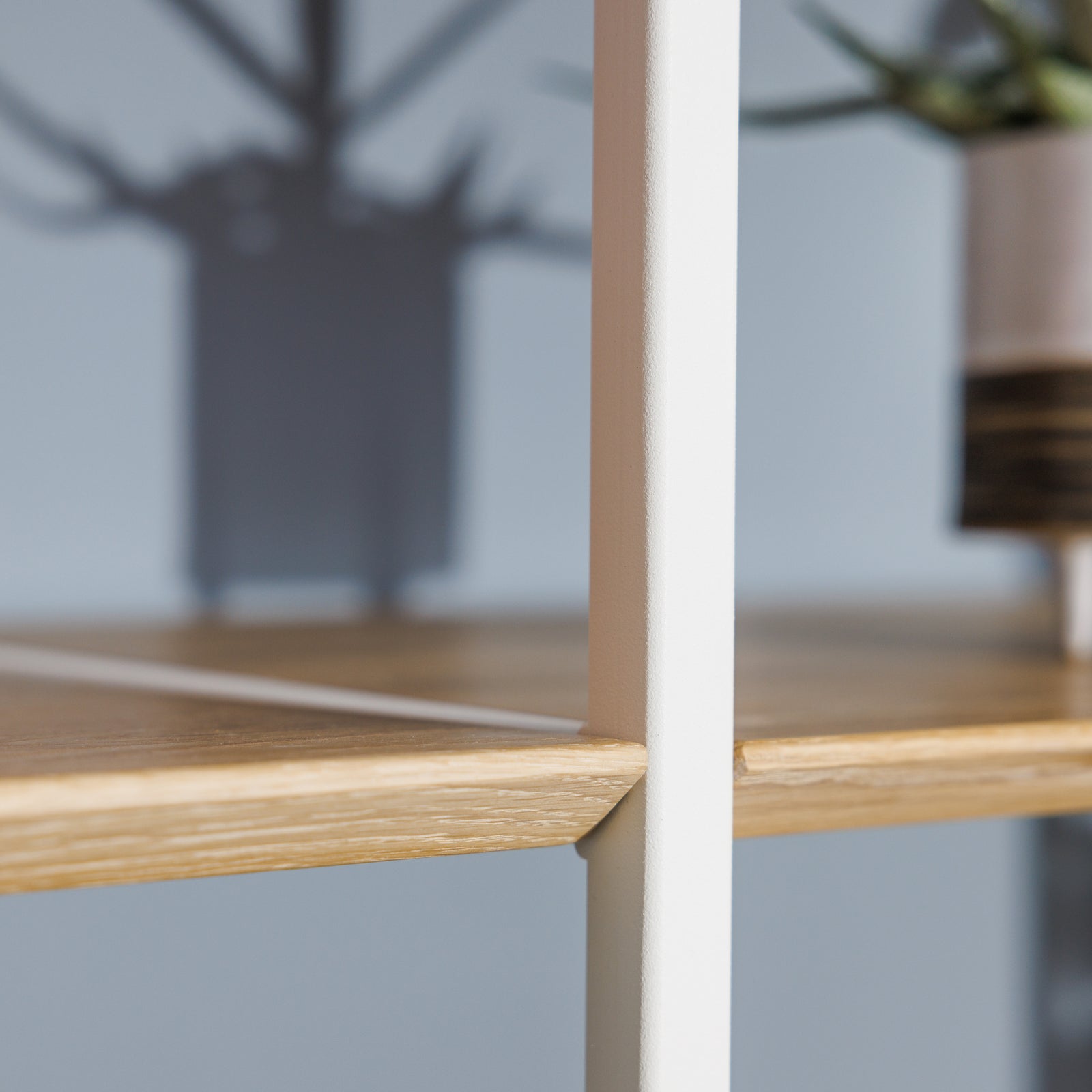 Hochwertige Kombination aus Masivholz und Metall verreint in einem Regal