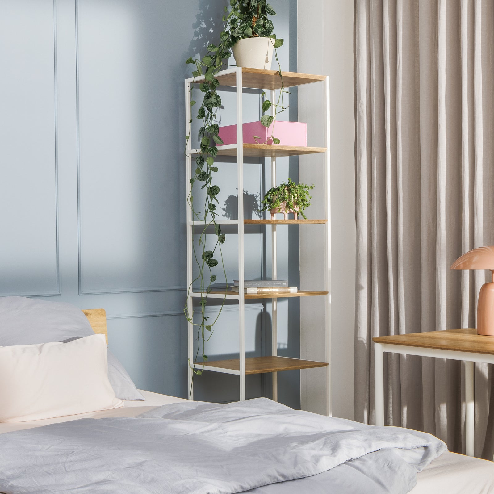 Hohes ökologisches Regal aus Echtholz und Metall