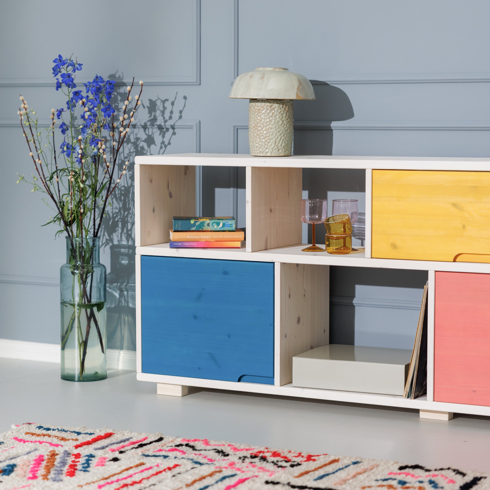Bunte Türen für weißes Sideboard aus Massivholz