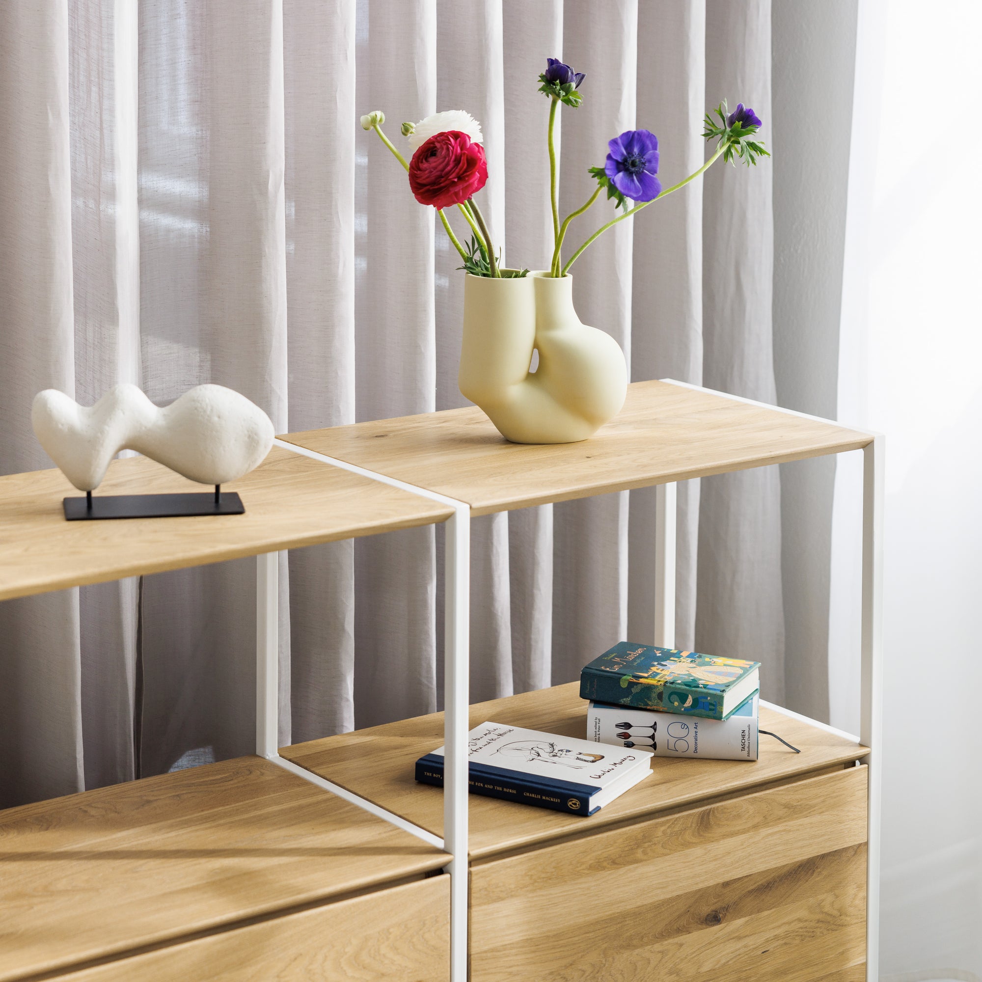 Design Sideboard aus Eiche und weißem Metall