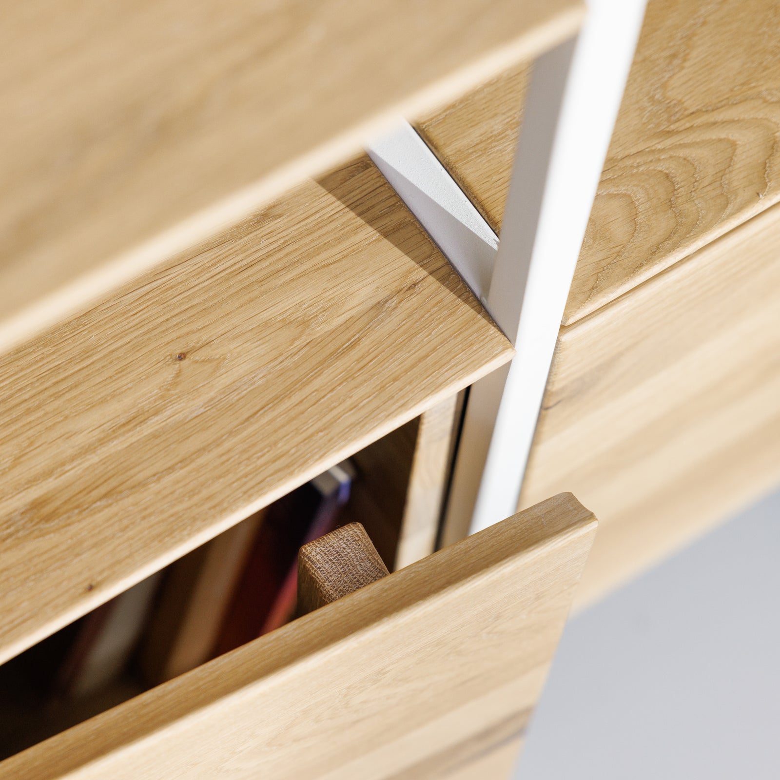 Sideboard aus massivem Eichenholz mit Metallakzenten und Tür im puristischen Design