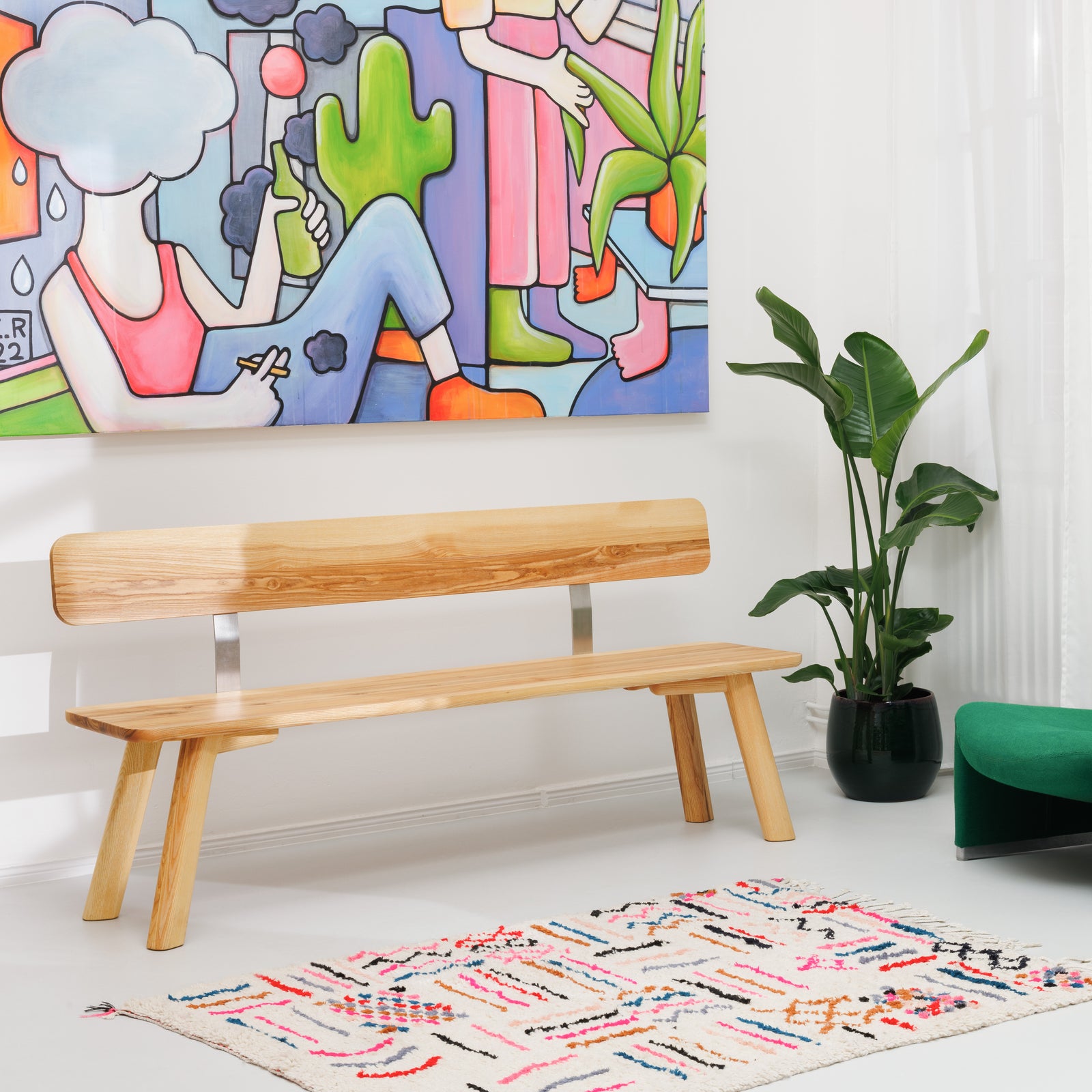 Zeitlose Sitzbank aus Masivholz mit filigranen Metalldetails