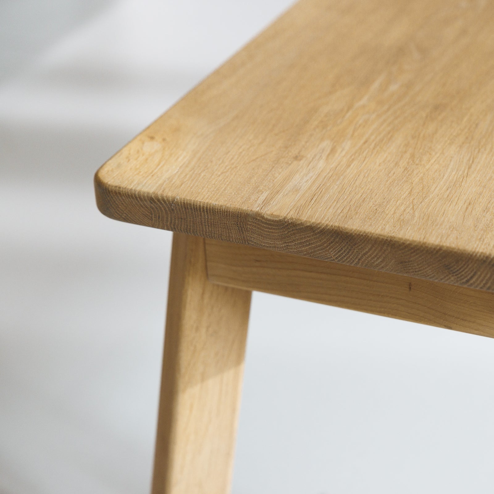 Handverlesenes, handgefertigtes Massivholz mit einzigartiger Maserung für nachhaltige Designmöbel