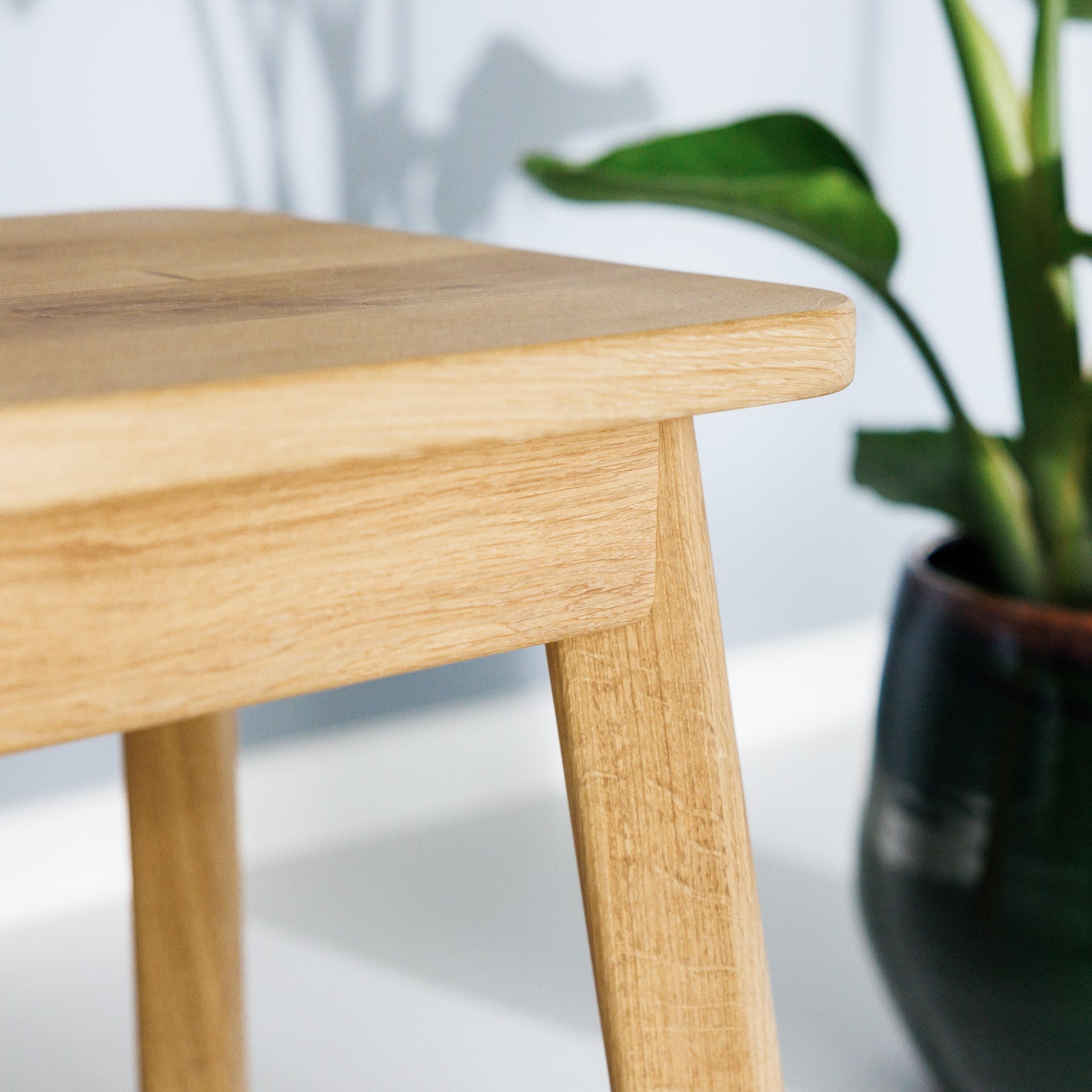 Geöltes Massivholz mit natürlicher Maserung für ein nachhaltiges Design