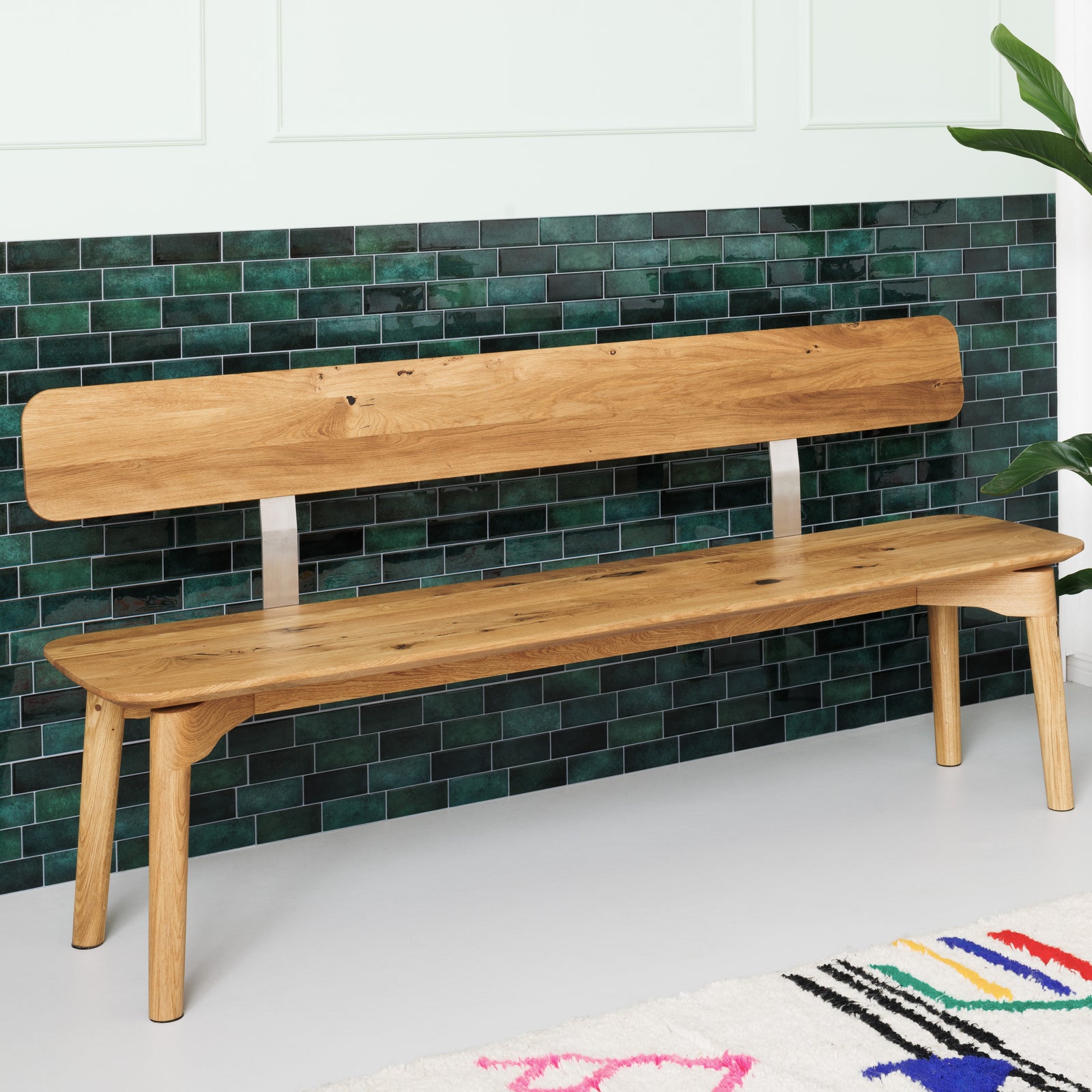 Ökologische Designer Sitzbank mit Lehne aus Echtholz mit elegant geschwungenen Beinen und schlichten Metalldetails