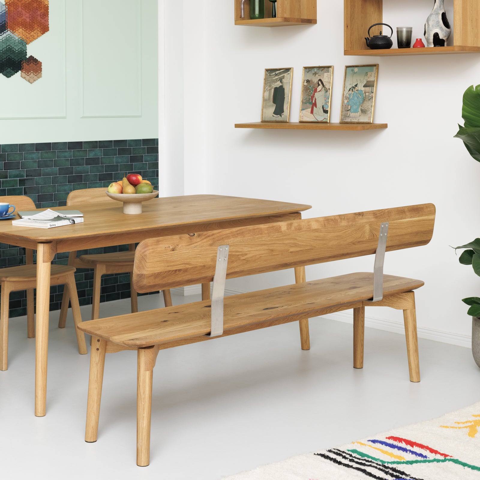 Sitzbank mit Lehne, Esstisch, Wandregale und Stühle aus Naturholz im minimalistischen Design