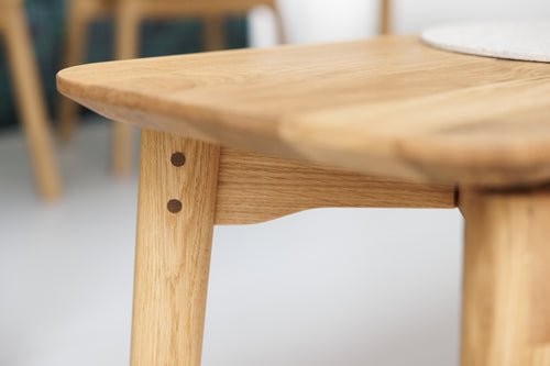 Elegante Beine mit sichtbaren Holzdübeln