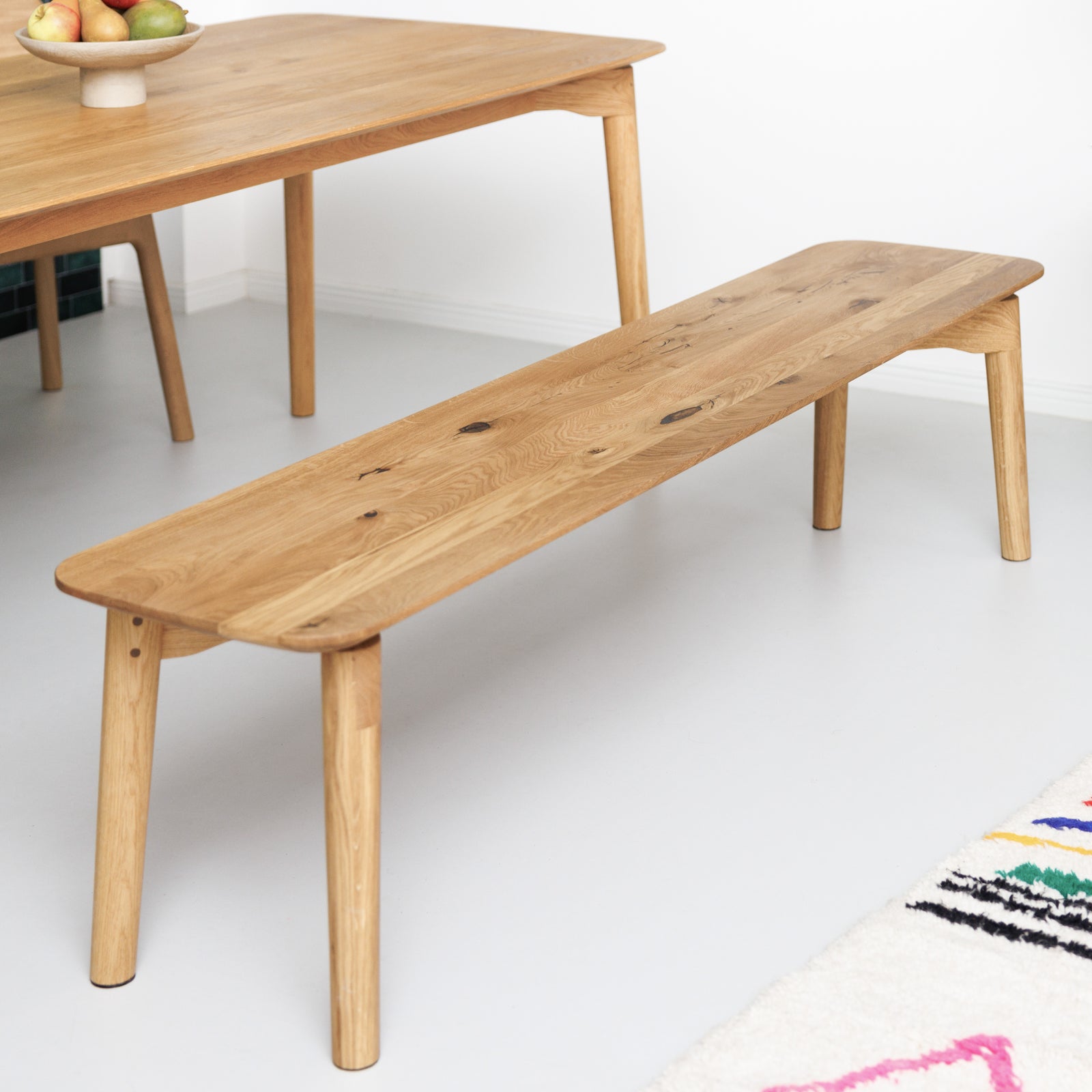 Sitzbank mit eleganten Designdetails aus massivem Holz