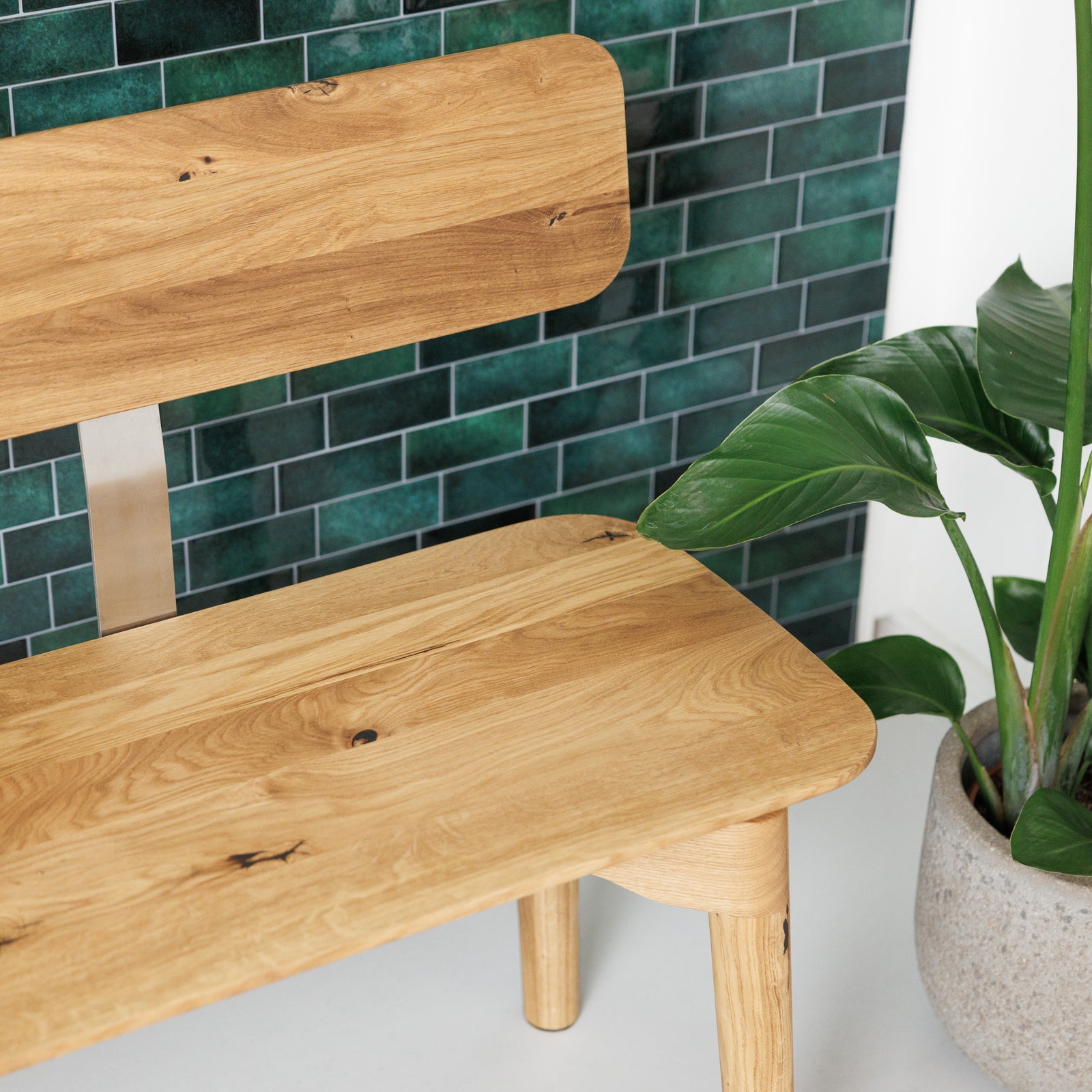 Sitzbank mit Lehne aus Massivholz und Metall-Details im modernen Design