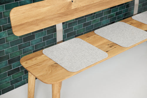 Design Sitzbank mit Lehne. Bild hier: Wildeiche natürlich geölt