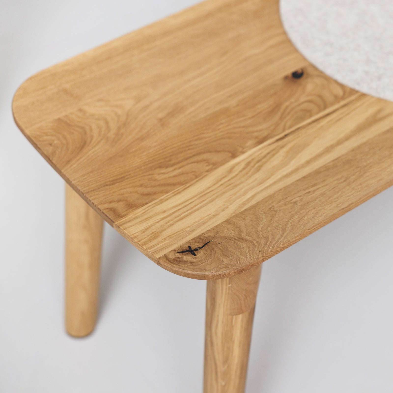 Handverlesenes Massivholz mit einzigartiger Maserung für ein hochwertiges Design