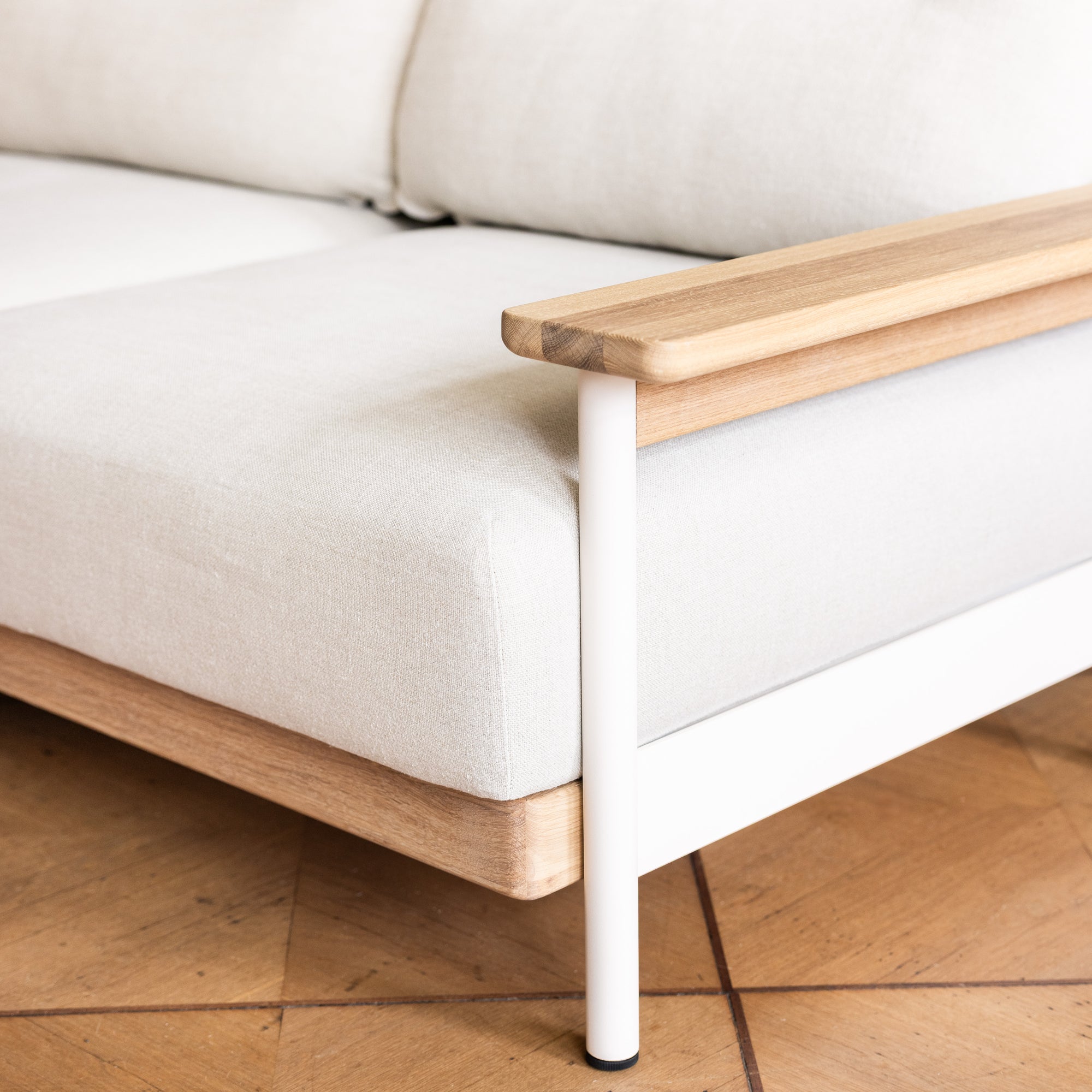 Modulares Sofa Mio aus Eiche, Metall, Federkern und Naturlatex.