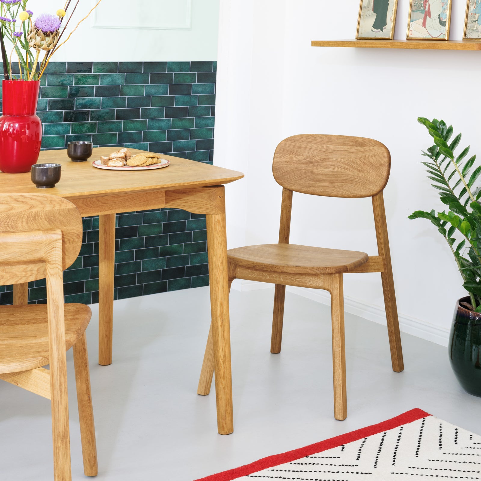 Hochwertige Esszimmerstühle mit Esszimmertisch aus zertifiziertem Massivholz