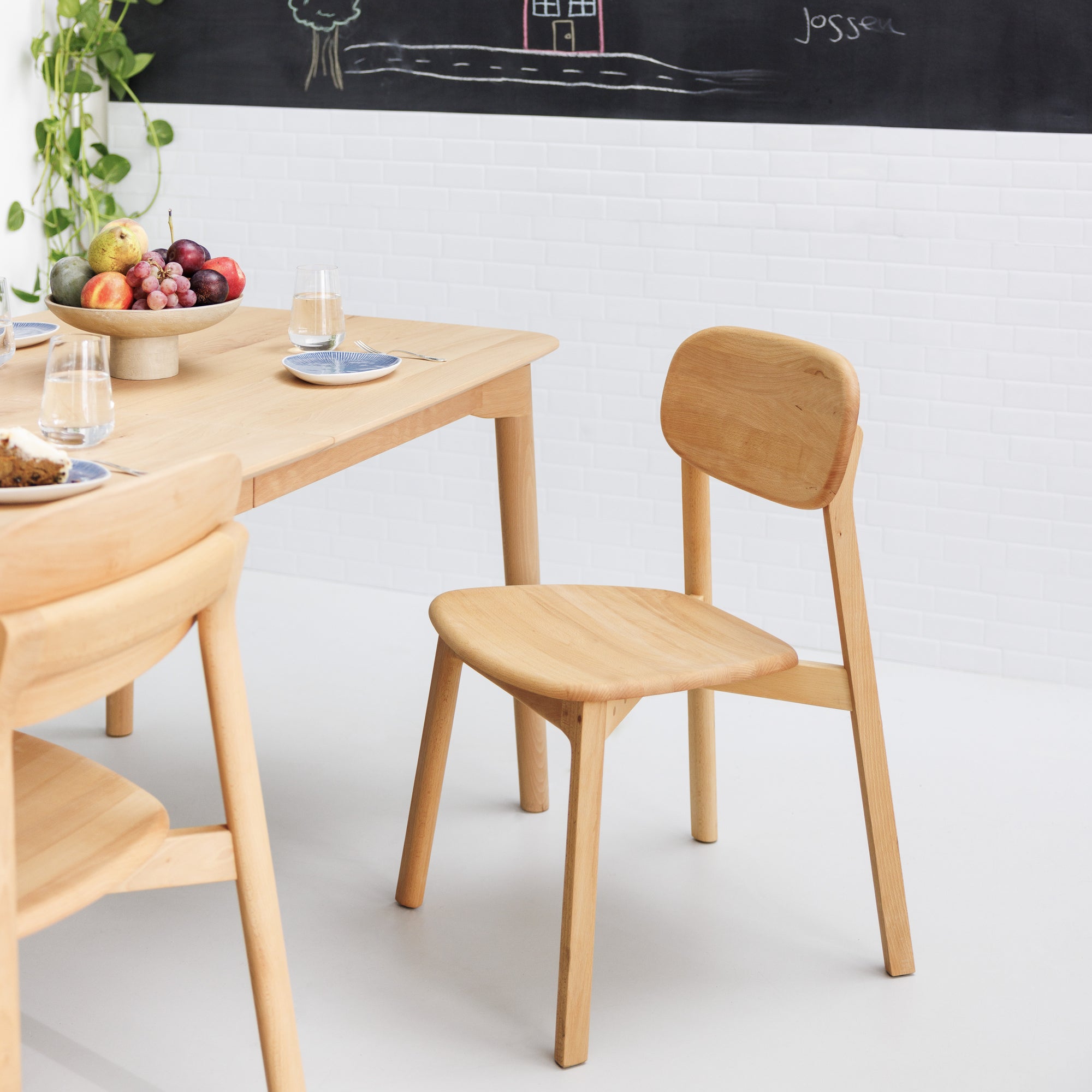 Esszimmerstuhl und ausziehbarer Esszimmertisch aus natürlich geölter, massiver Buche