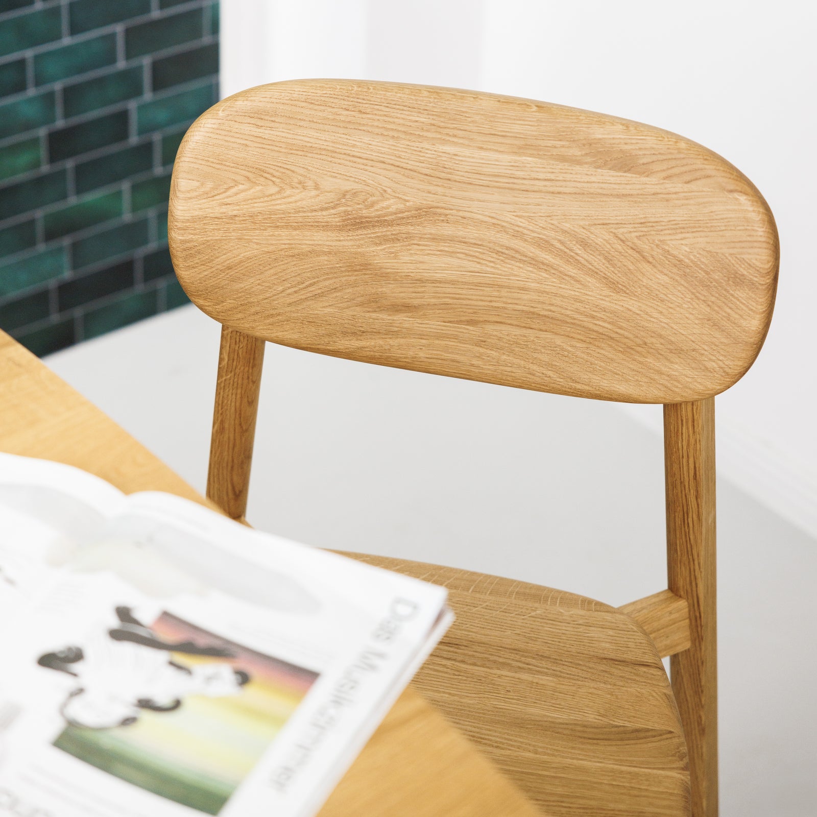 Skandinavischer Designer Stuhl mit geschwungener Lehne und Sitzfläche aus Massivholz