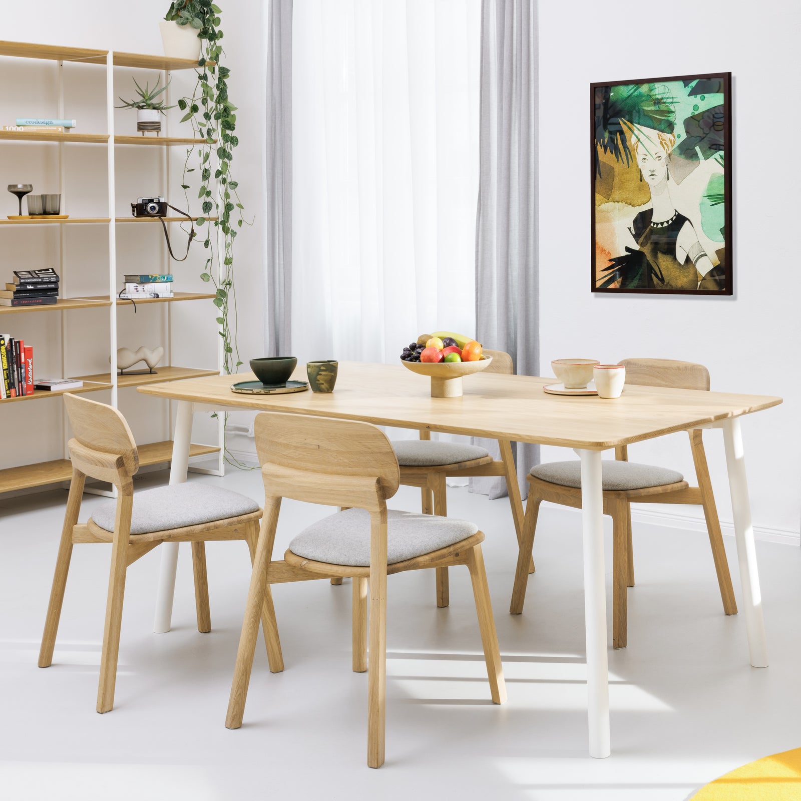 Designer Tisch mit zertifizierter Massivholzplatte und Metallgestell