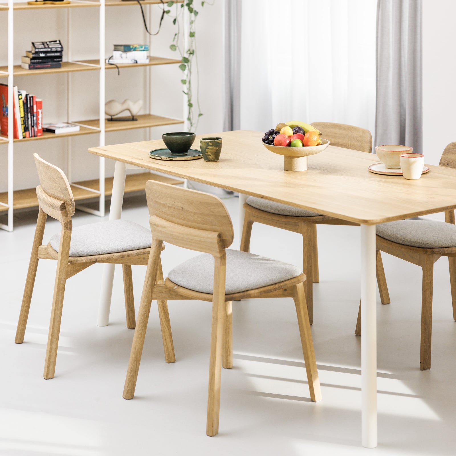 Ökologischer Naturholztisch mit schlichten Metallbeinen