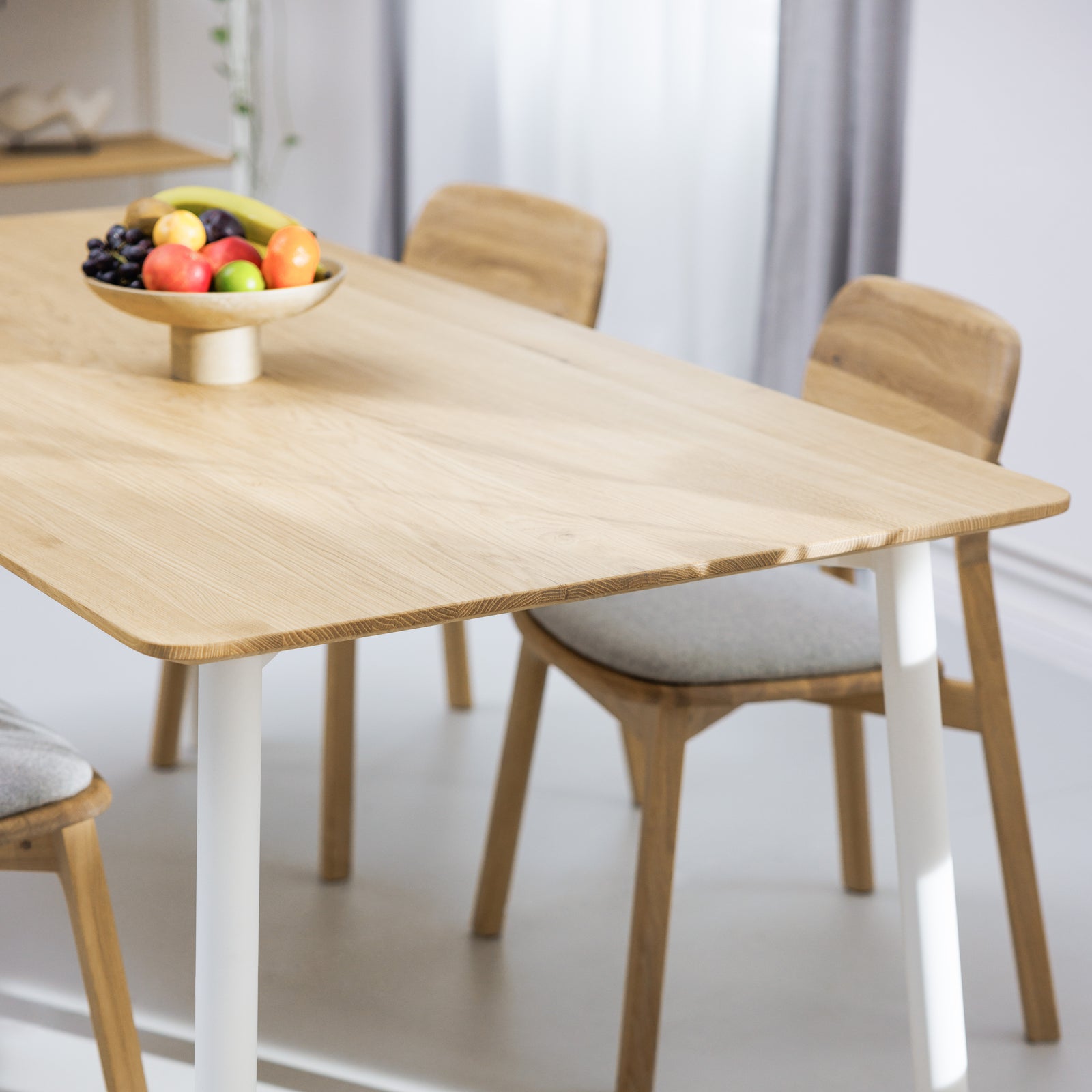 Ökologischer Design Tisch mit massiver Tischplatte und solidem Metallgestell