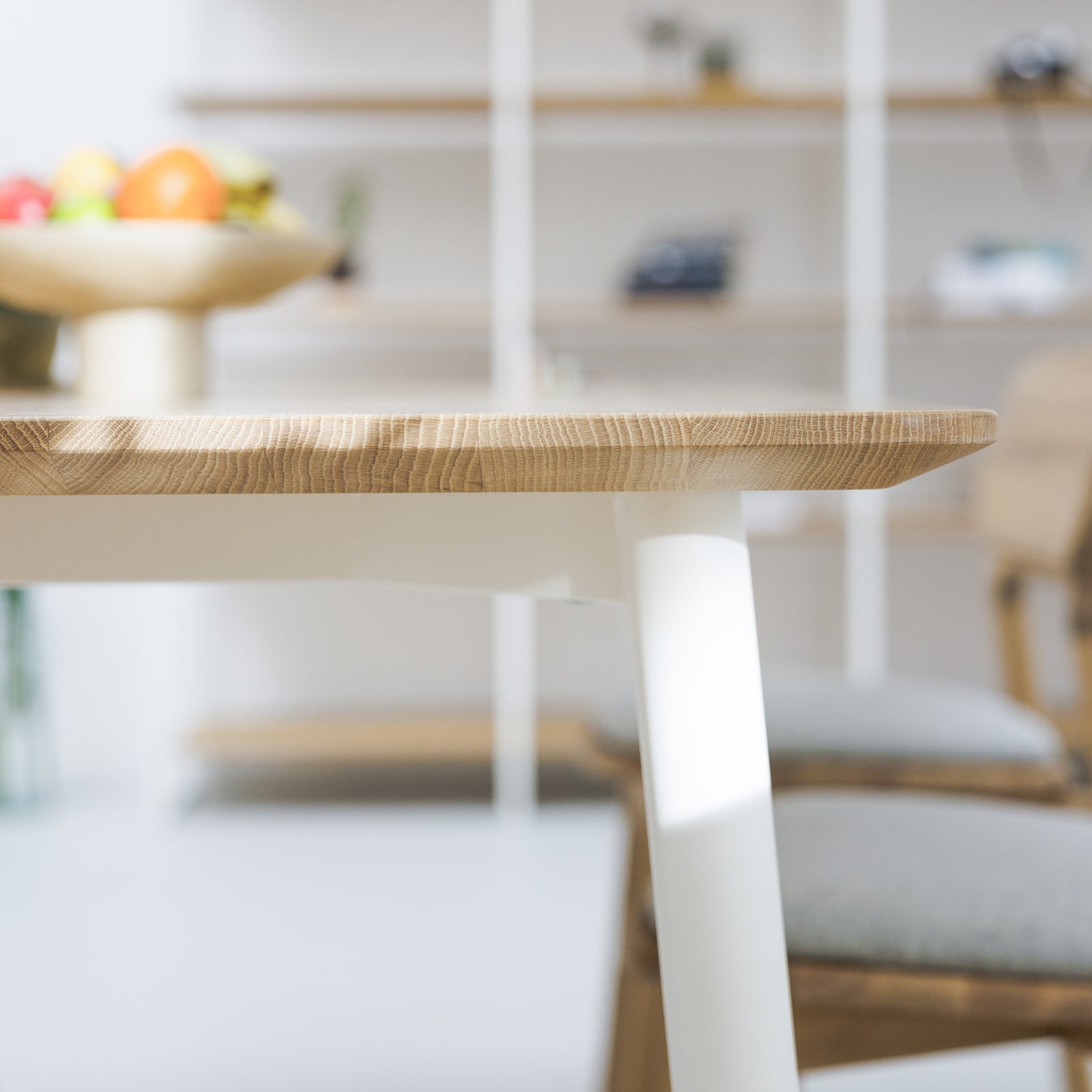 Robuster Designer Tisch mit Schweizer Kante und eleganten Metallbeinen