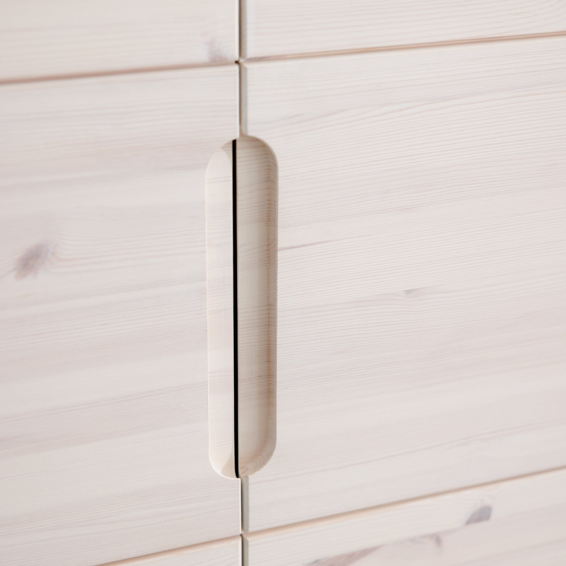 Solider Massivholz Kleiderschrank mit gefrästem Griff