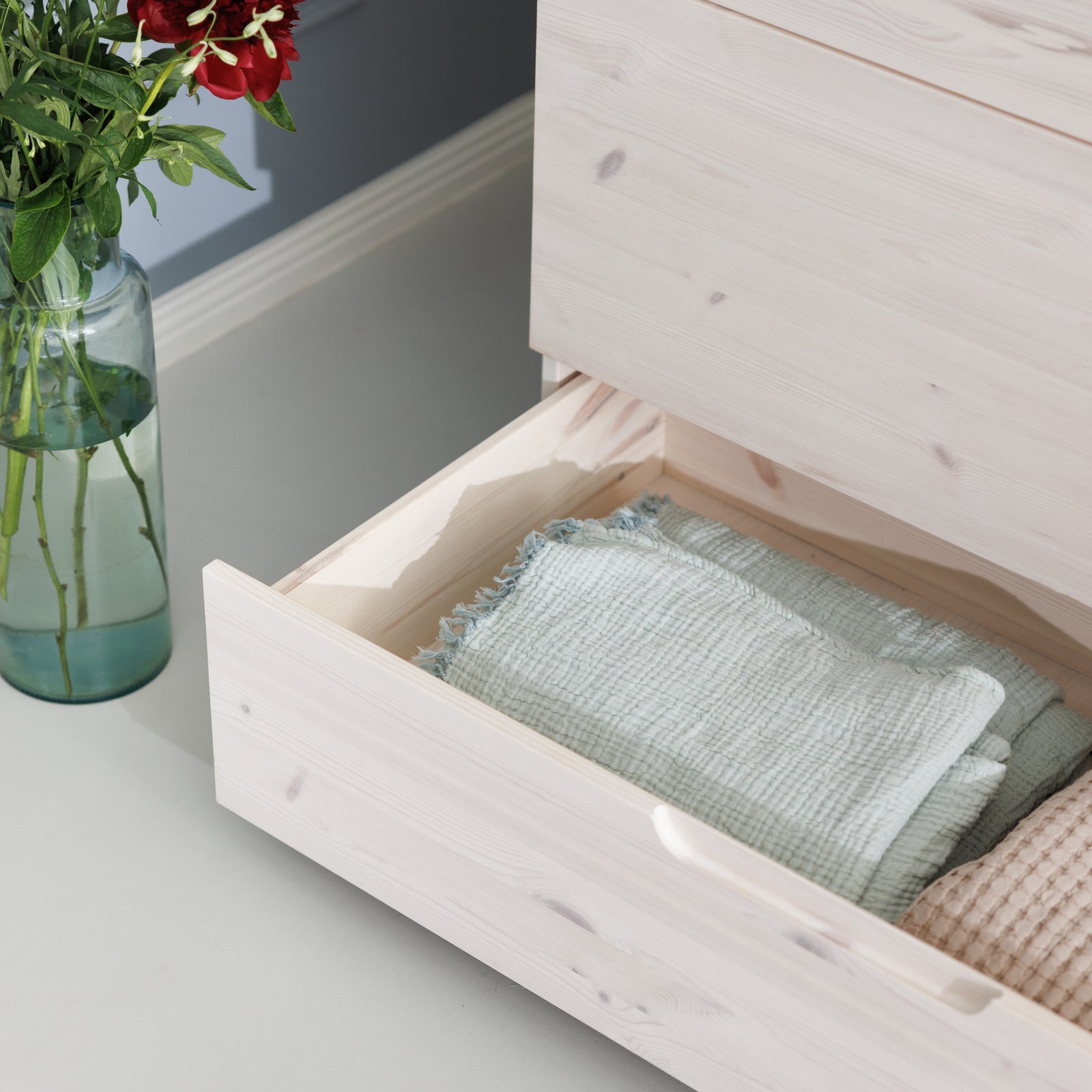 Praktische Schublade in Massivholz Kleiderschrank