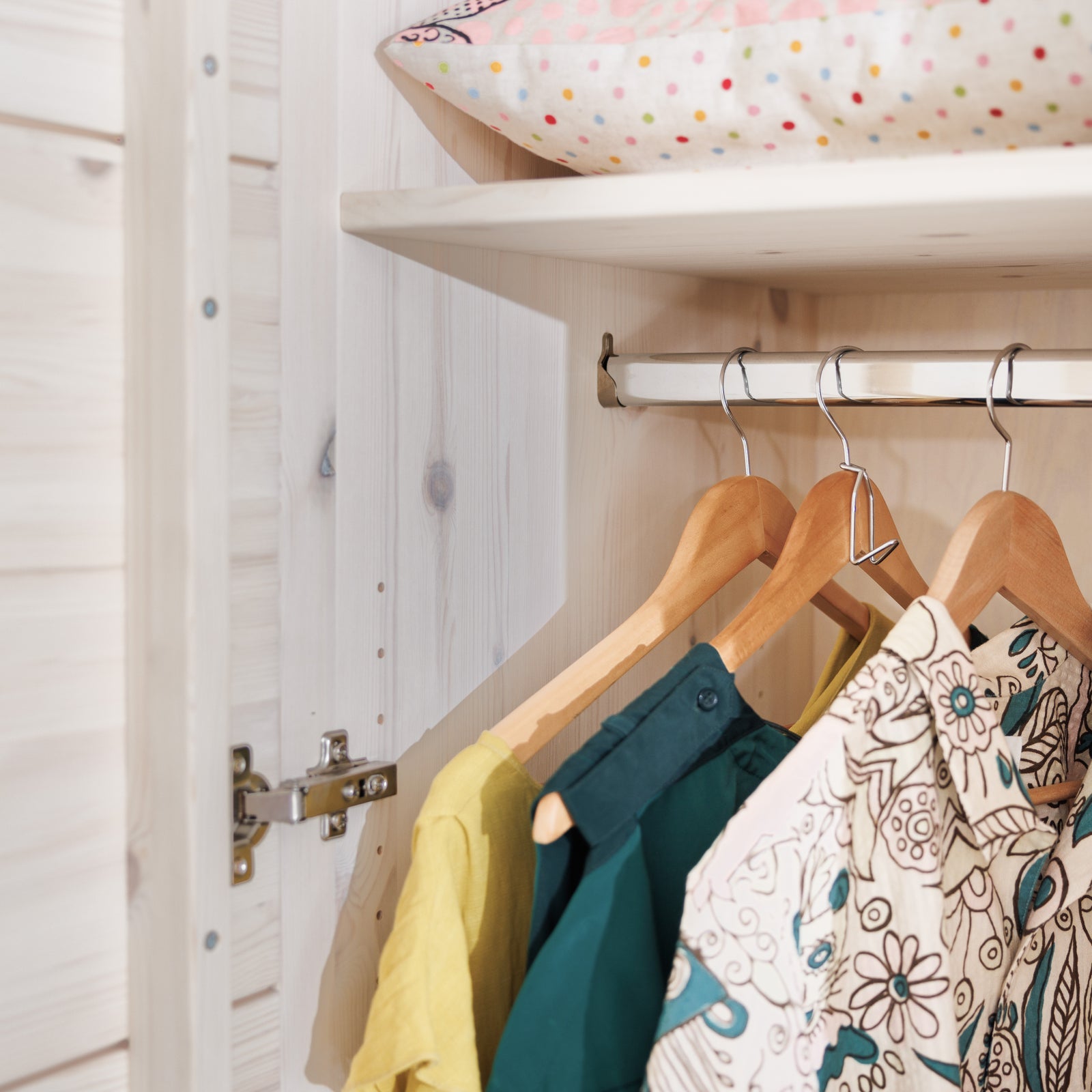 Ökologischer Kleiderschrank mit funktionaler Kleiderstange