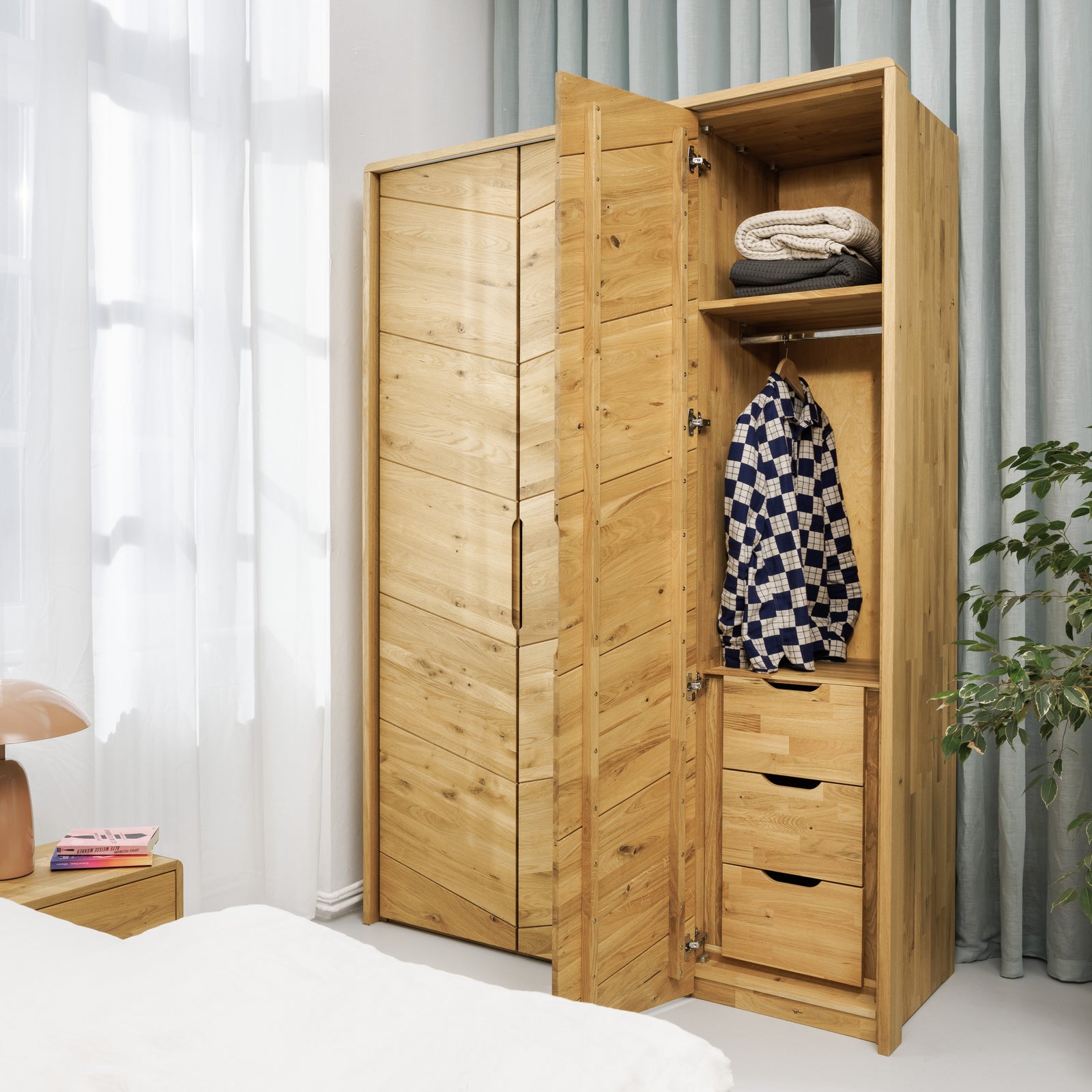 Designer Kleiderschrank aus Massivholz mit Kleiderstange und Schublade