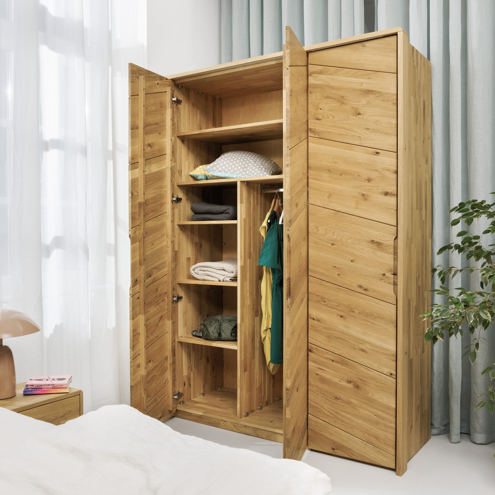 Offener Kleiderschrank Prenzlauer Berg von ekomia mit stilvollem T-Modul zur Kleiderschrankaufteilung