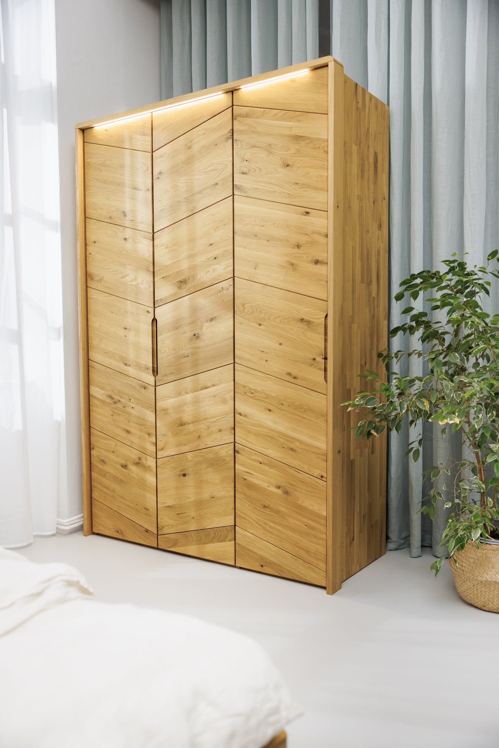 Design Kleiderschrank aus Wildeiche