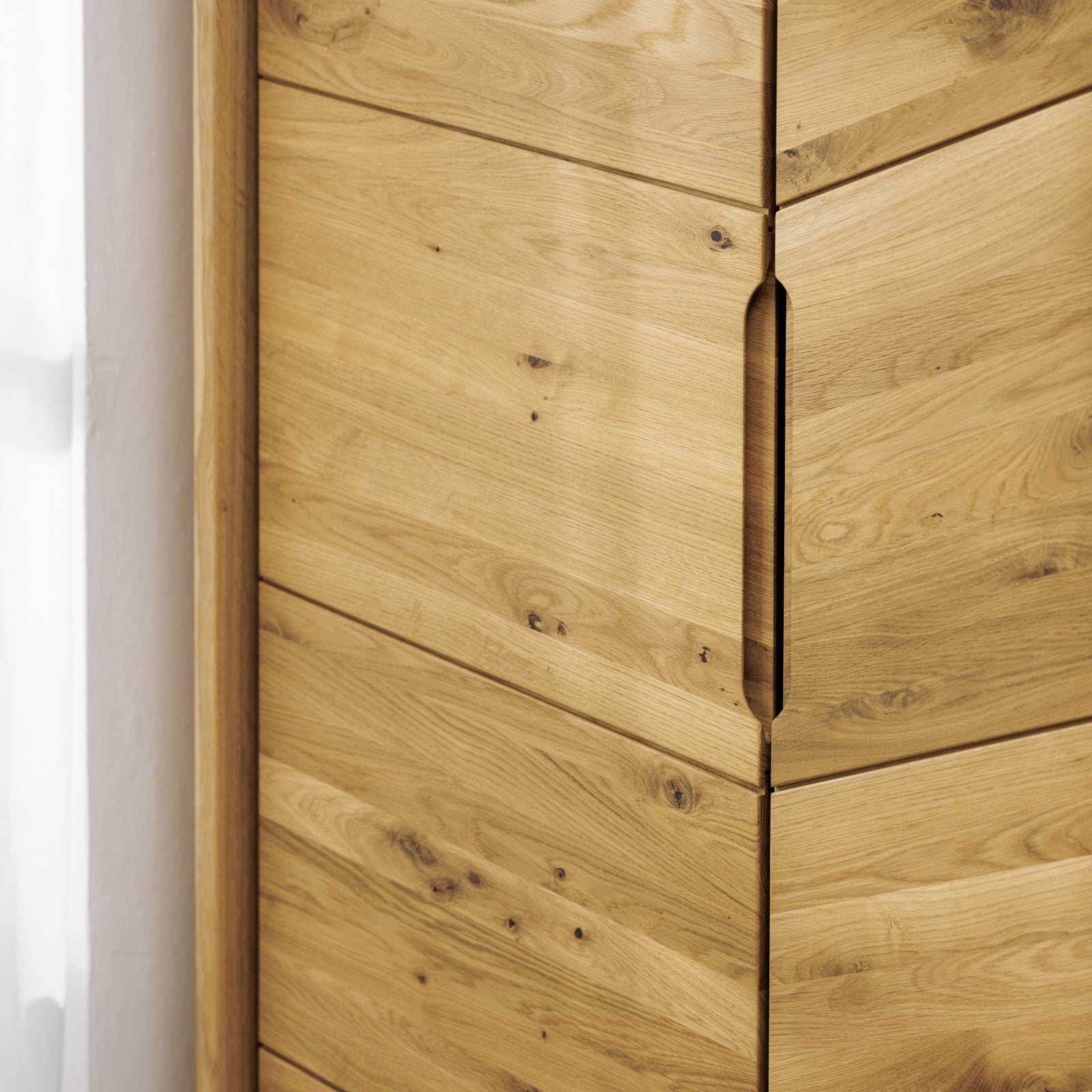 Nachhaltiger Kleiderschrank aus Massivholz mit schönem Griffdetail