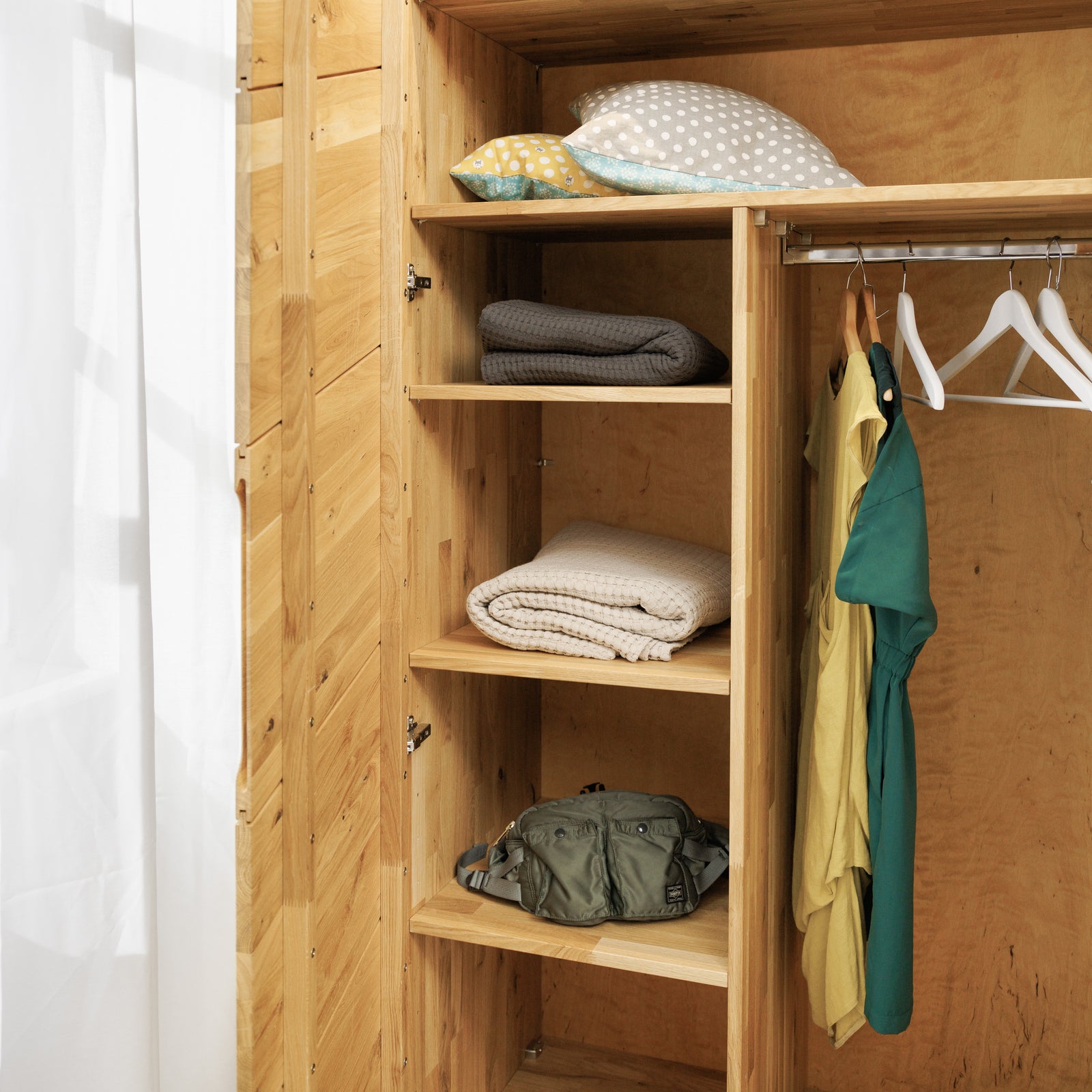 Kleiderschrank stilvoll separieren mit T-Element aus massiven Wildeicheholz