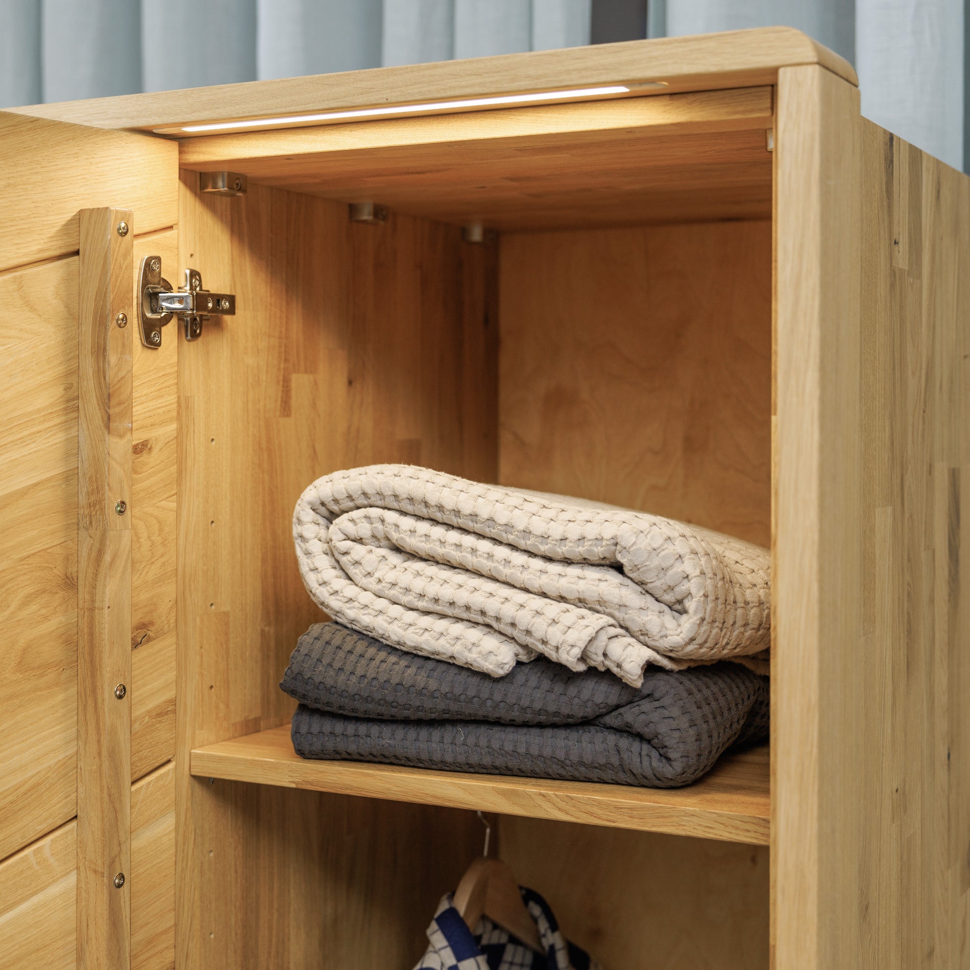 Zeitloser Kleiderschrank mit Passpartout und Licht