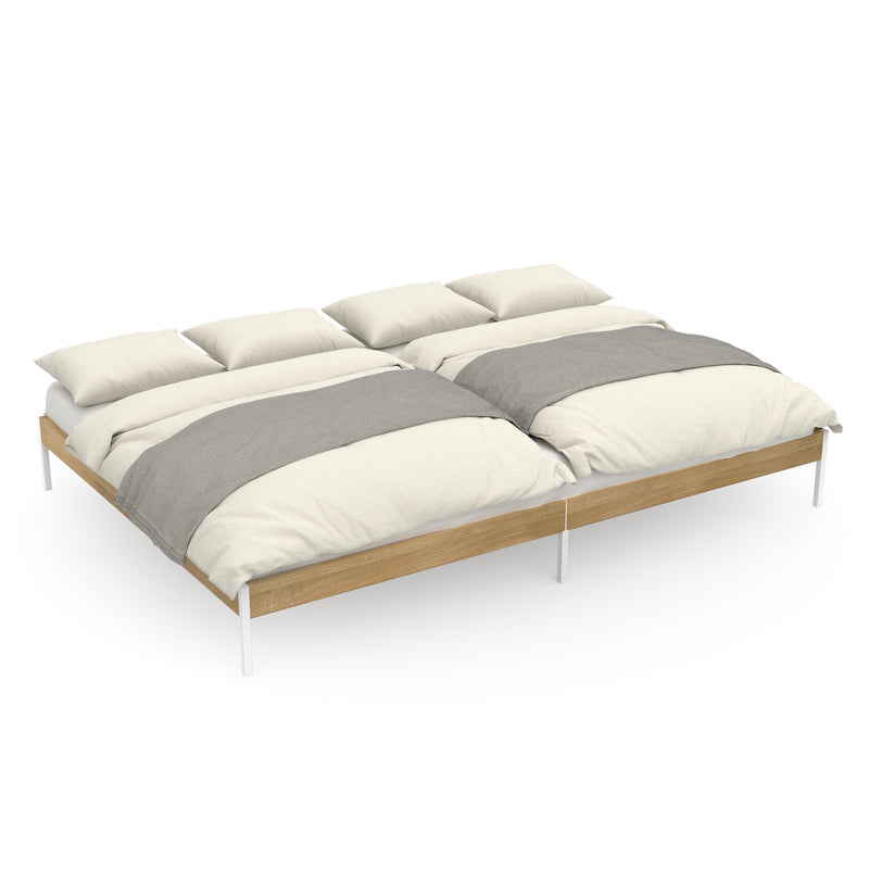 Familienbett aus Massivholz mit Metallbeinen