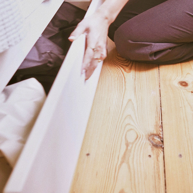 Weißes Bett mit Schublade