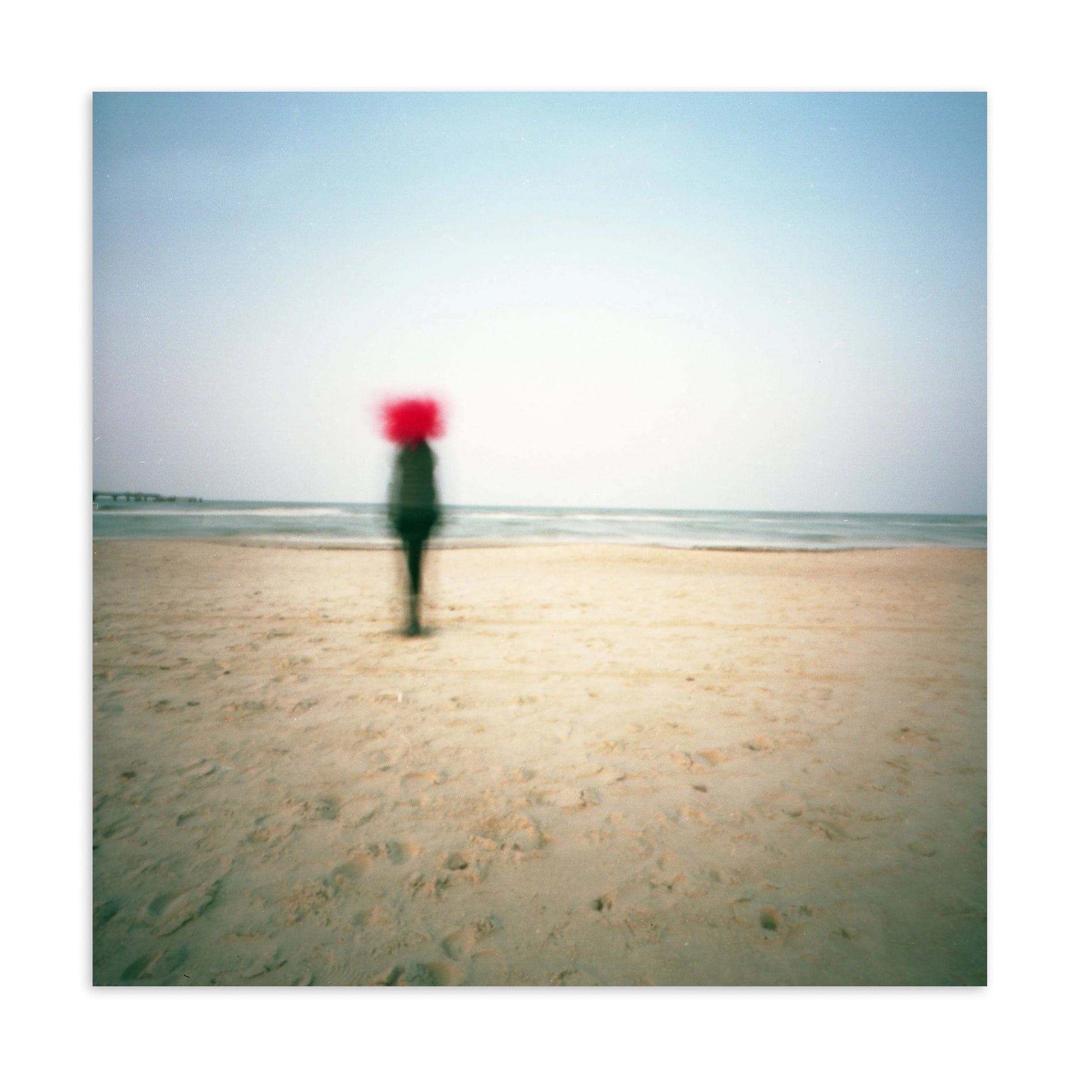 Beriner Künstlerin Fotografin Larissa Honsek mit Digitalfotografie in Langzeitbelichtung am Strand