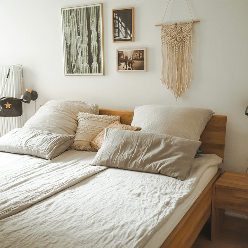 Bohemian Schlafzimmer mit Bett aus Eiche