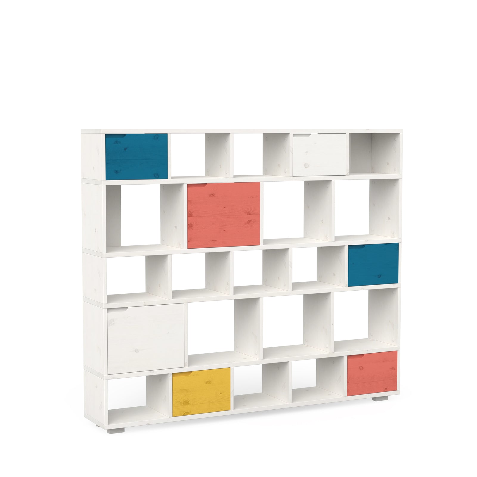 Großes Regal aus massivem Holz in weiß lasiert und bunten Türen