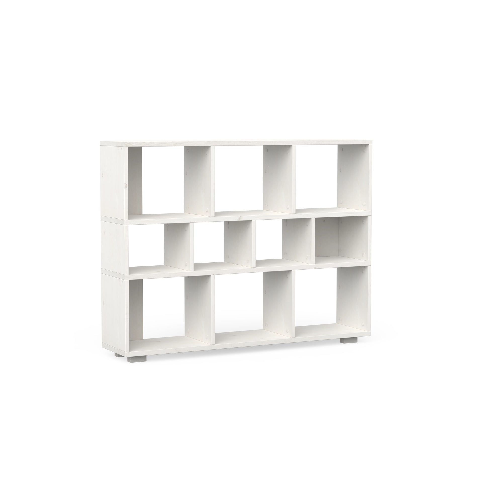Minimalistiches Regal aus massivem Holz in weiß lasiert
