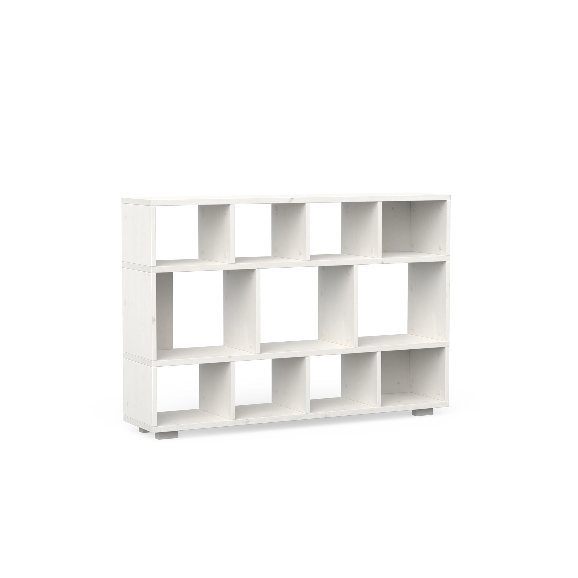Minimalistiches Regal aus massivem Holz in weiß lasiert