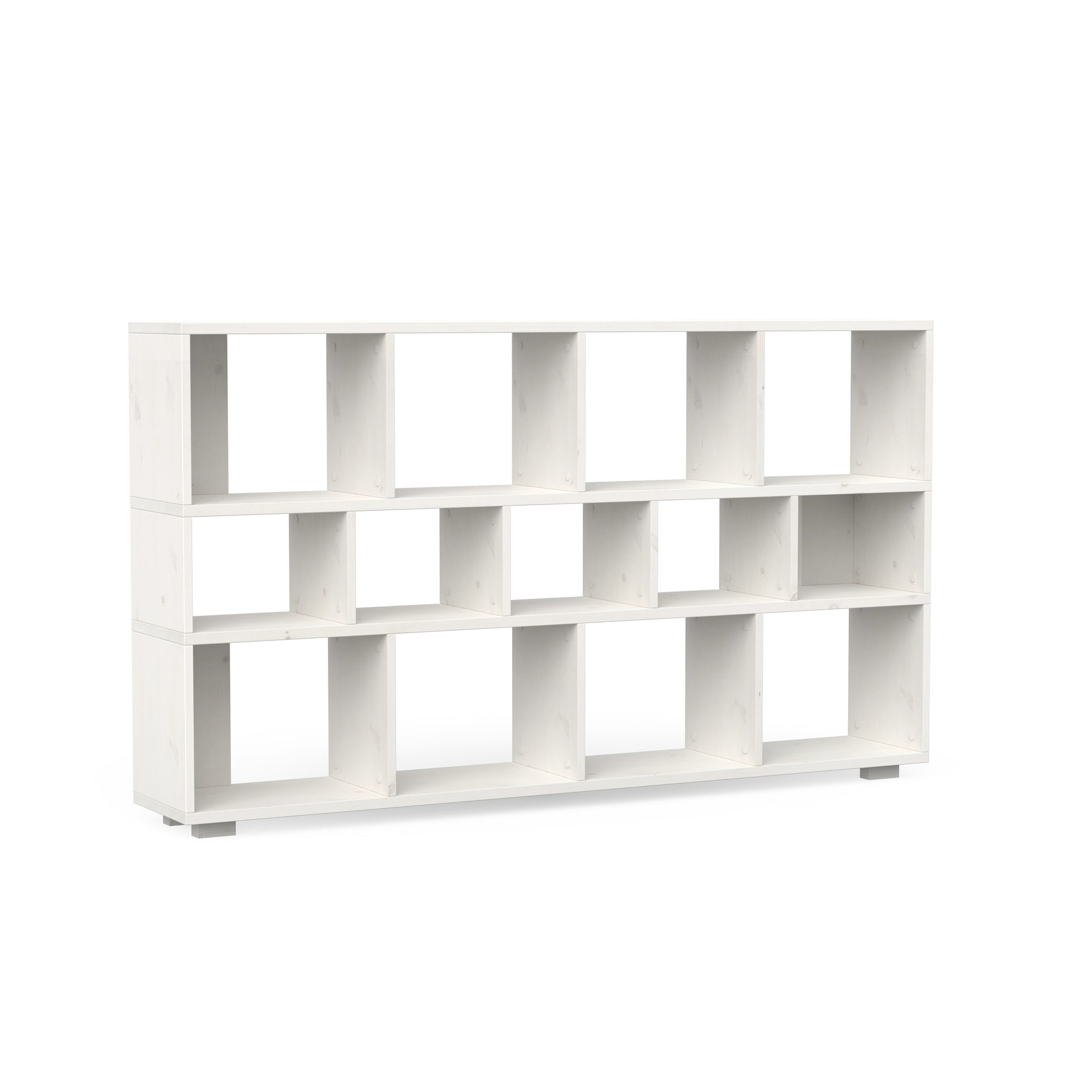 Minimalistiches Regal aus massivem Holz in weiß lasiert