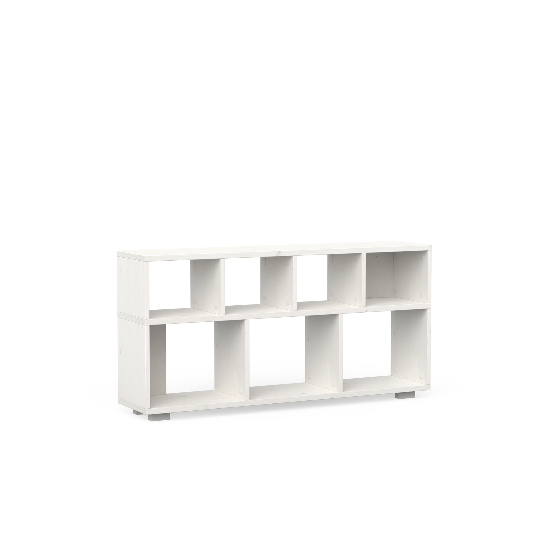 Schlichtes Sideboard aus massivem Holz in weiß lasiert